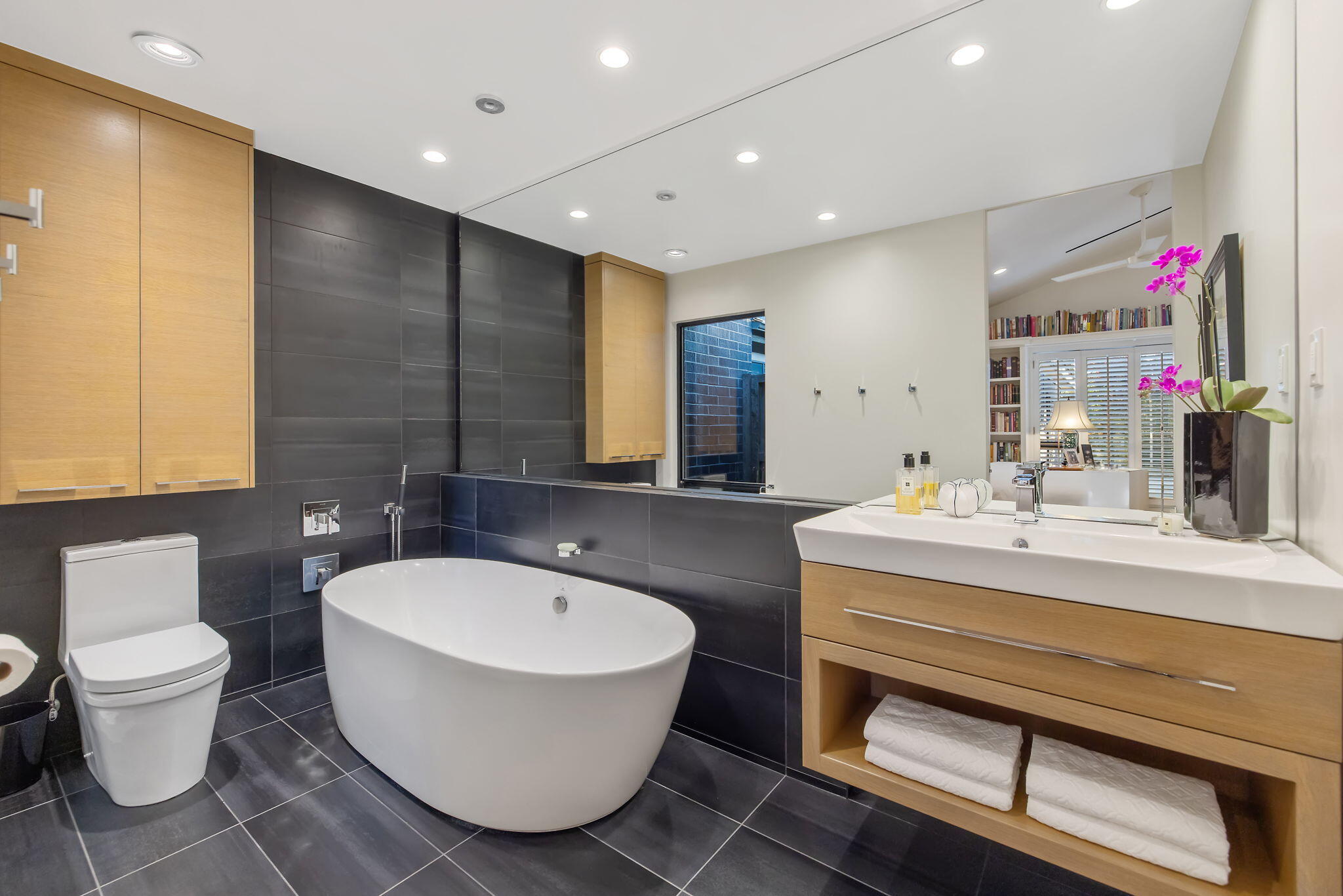 716 N Silvervale Dr, Visalia, CA 93291