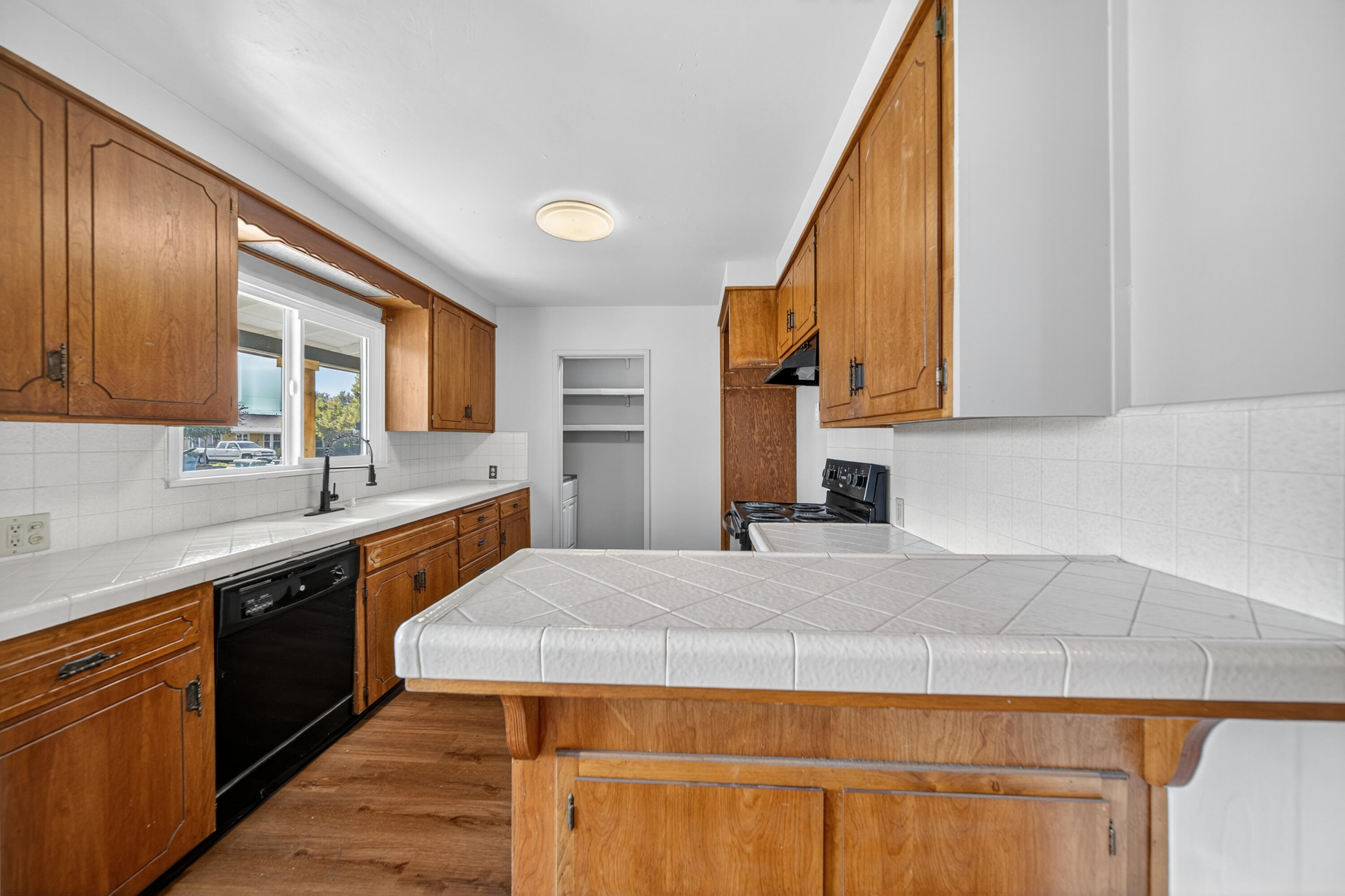 202 W Gail Ave, Tulare, CA 93274