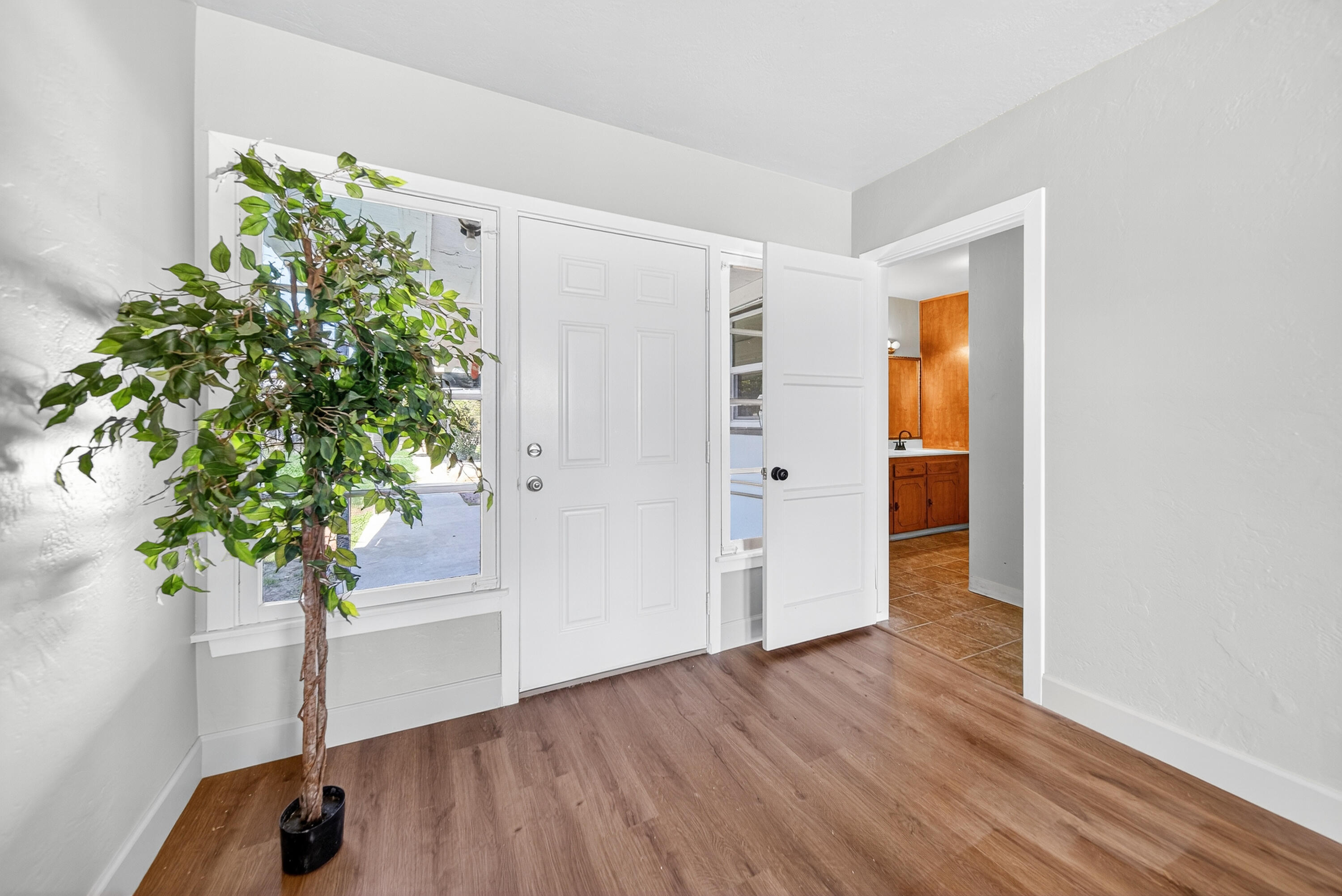 202 W Gail Ave, Tulare, CA 93274