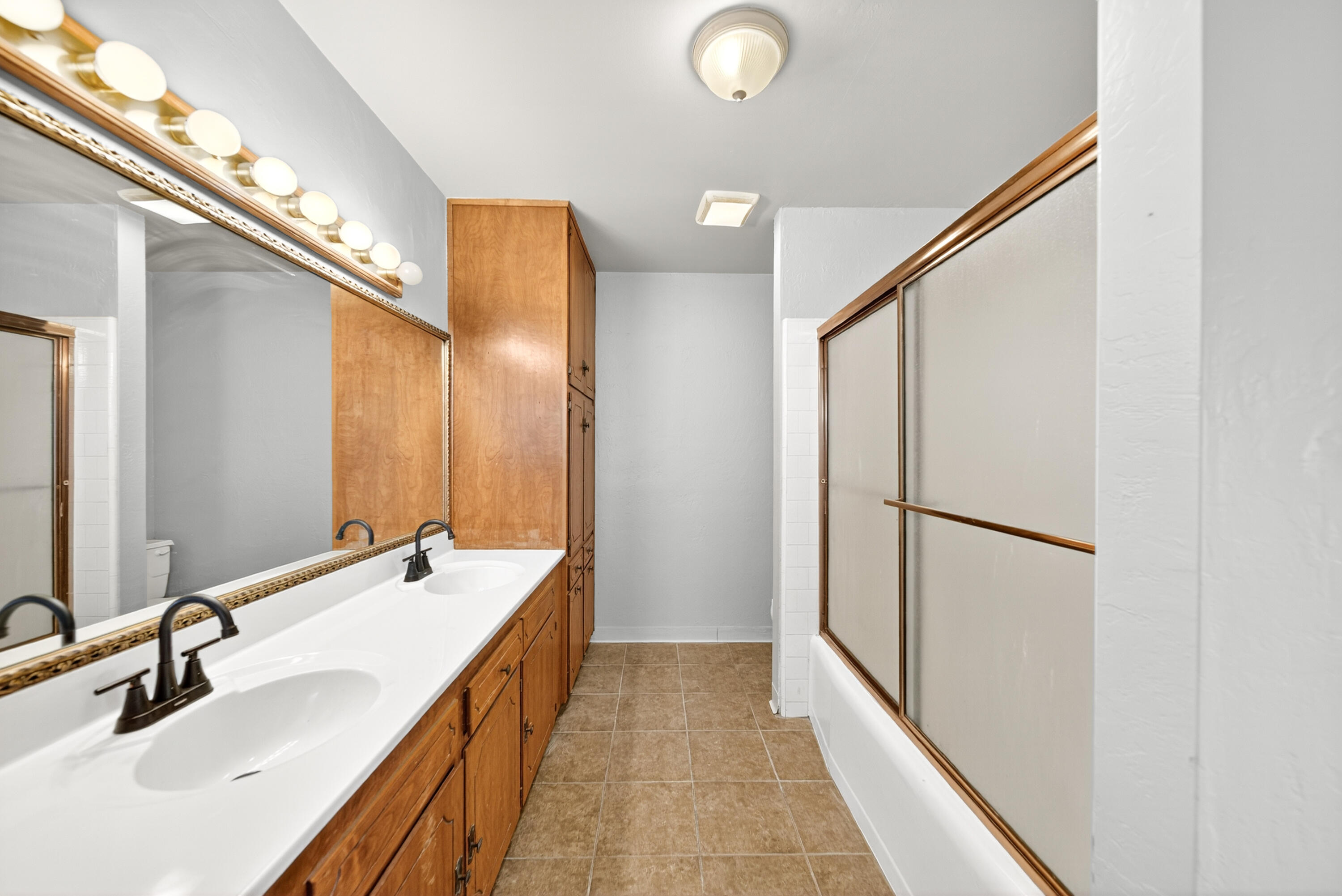 202 W Gail Ave, Tulare, CA 93274