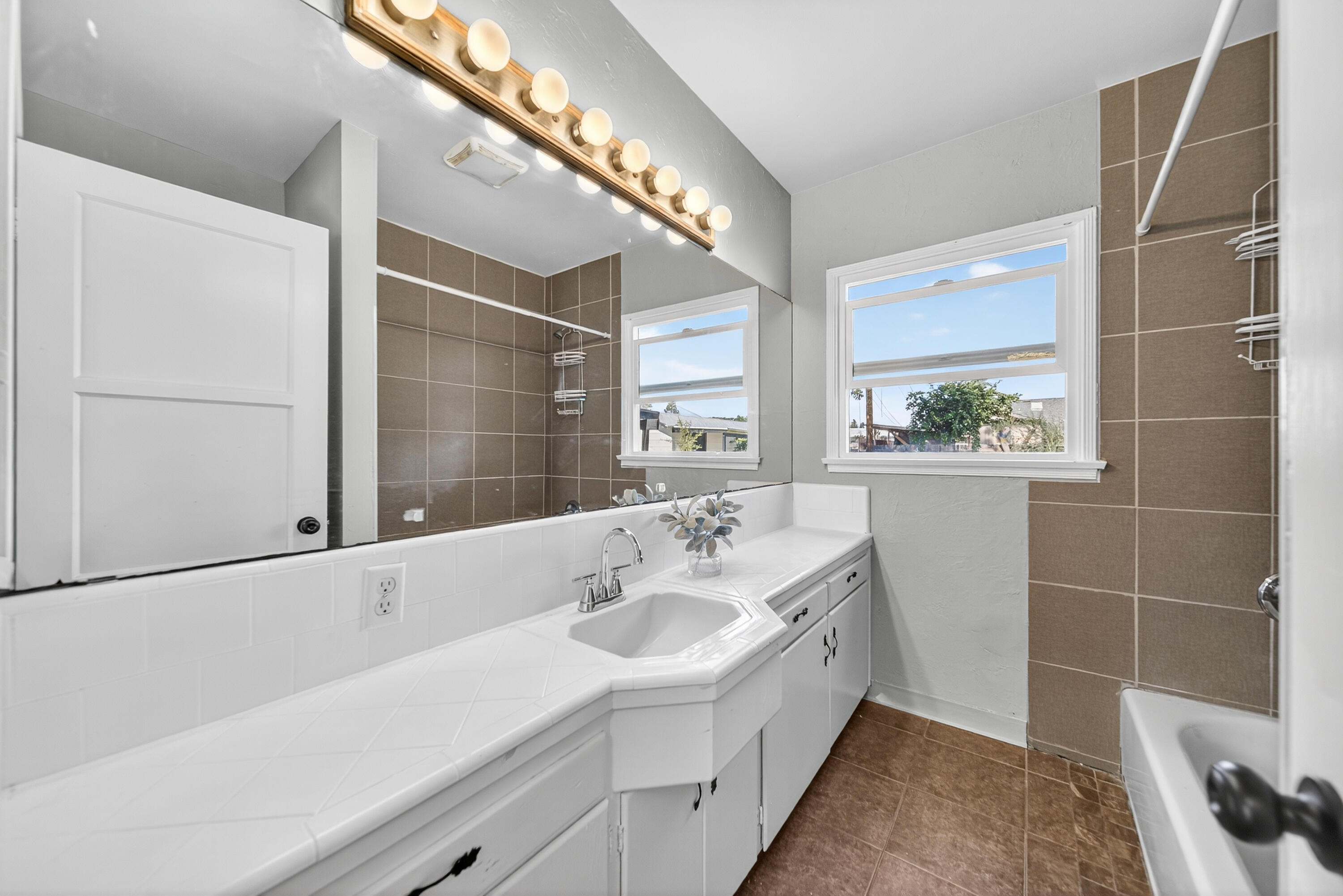 202 W Gail Ave, Tulare, CA 93274