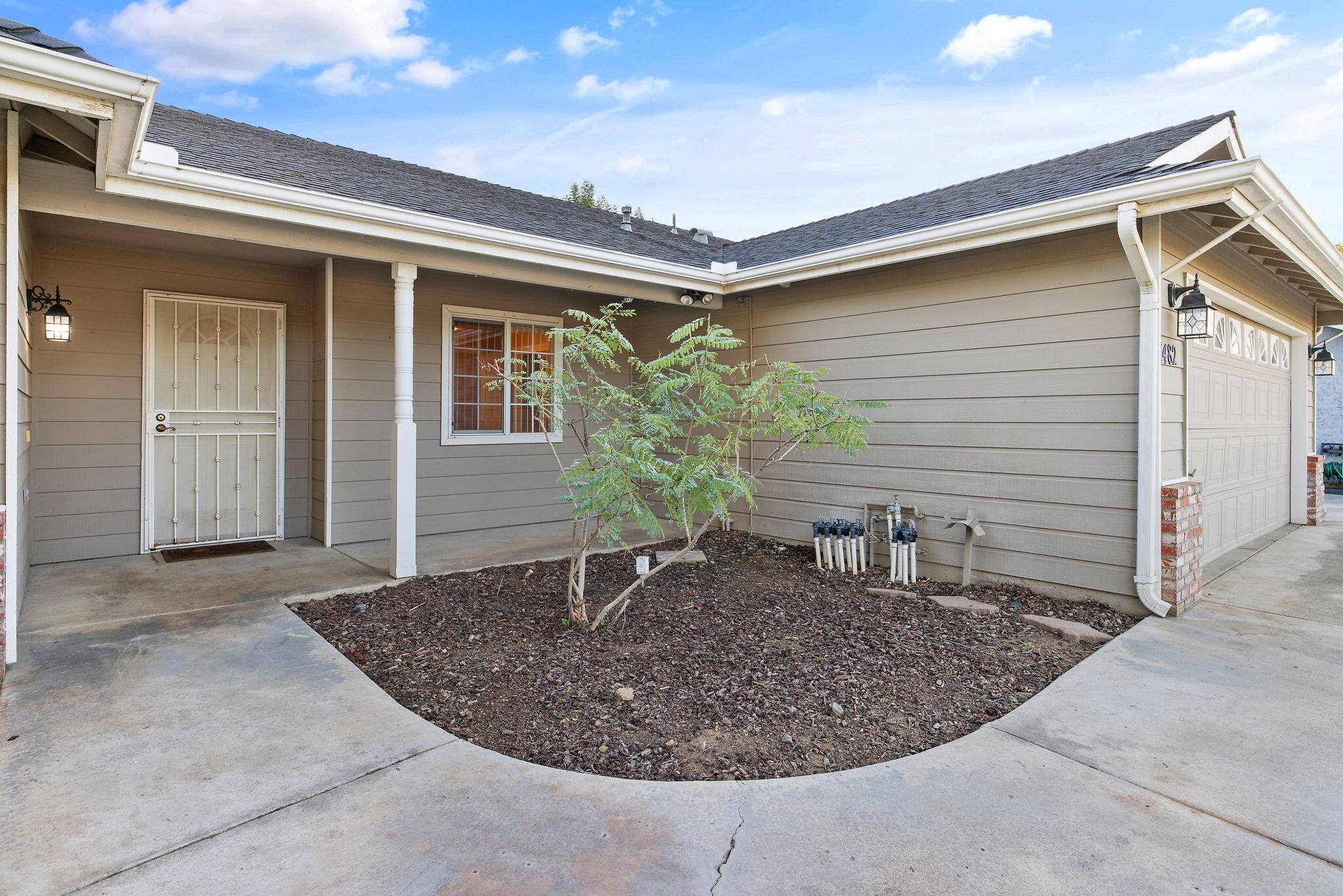 1482 Betty St, Exeter, CA 93221