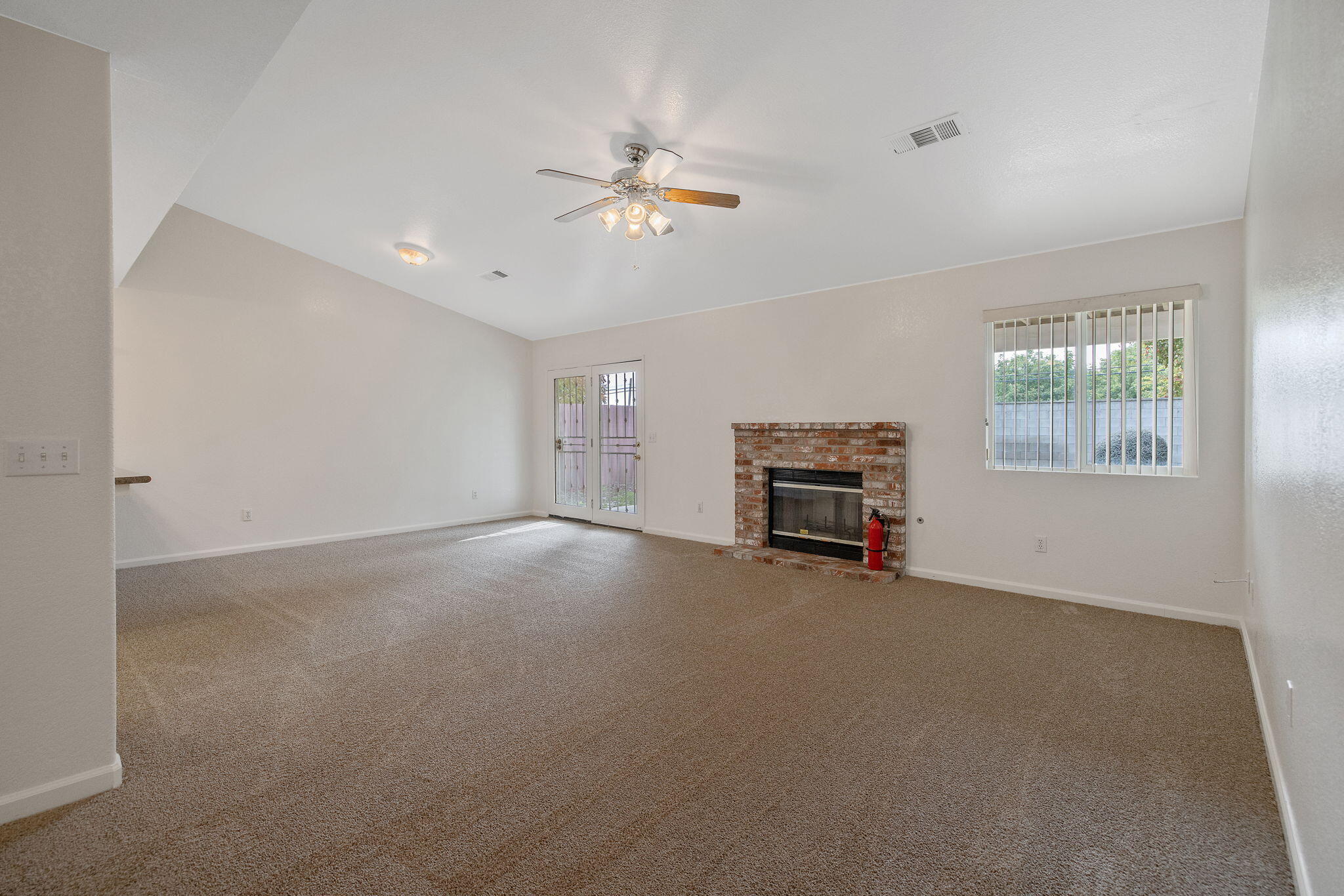 1482 Betty St, Exeter, CA 93221