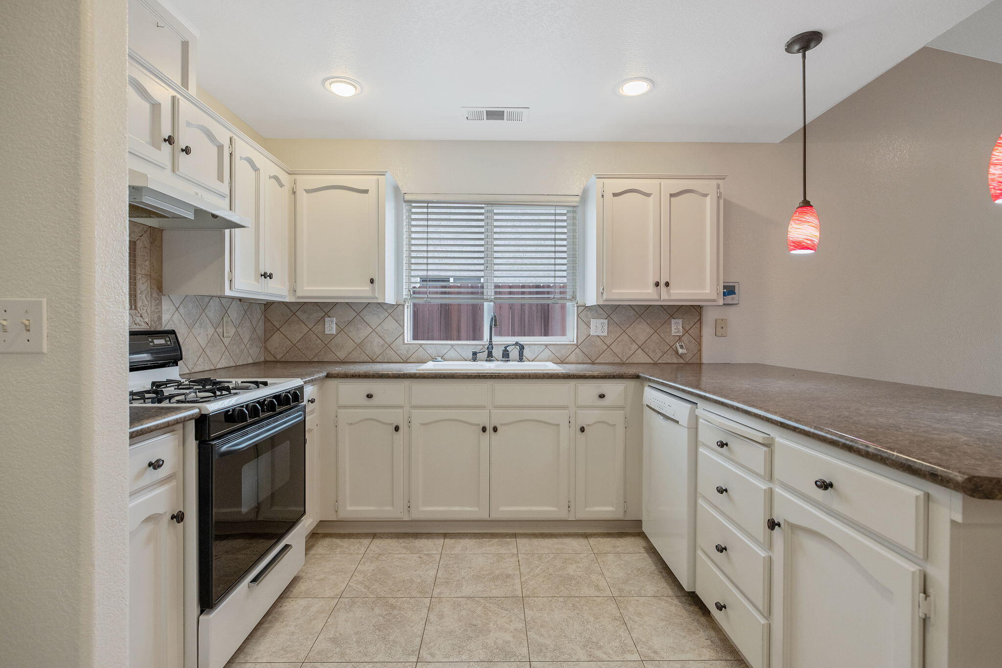 1482 Betty St, Exeter, CA 93221