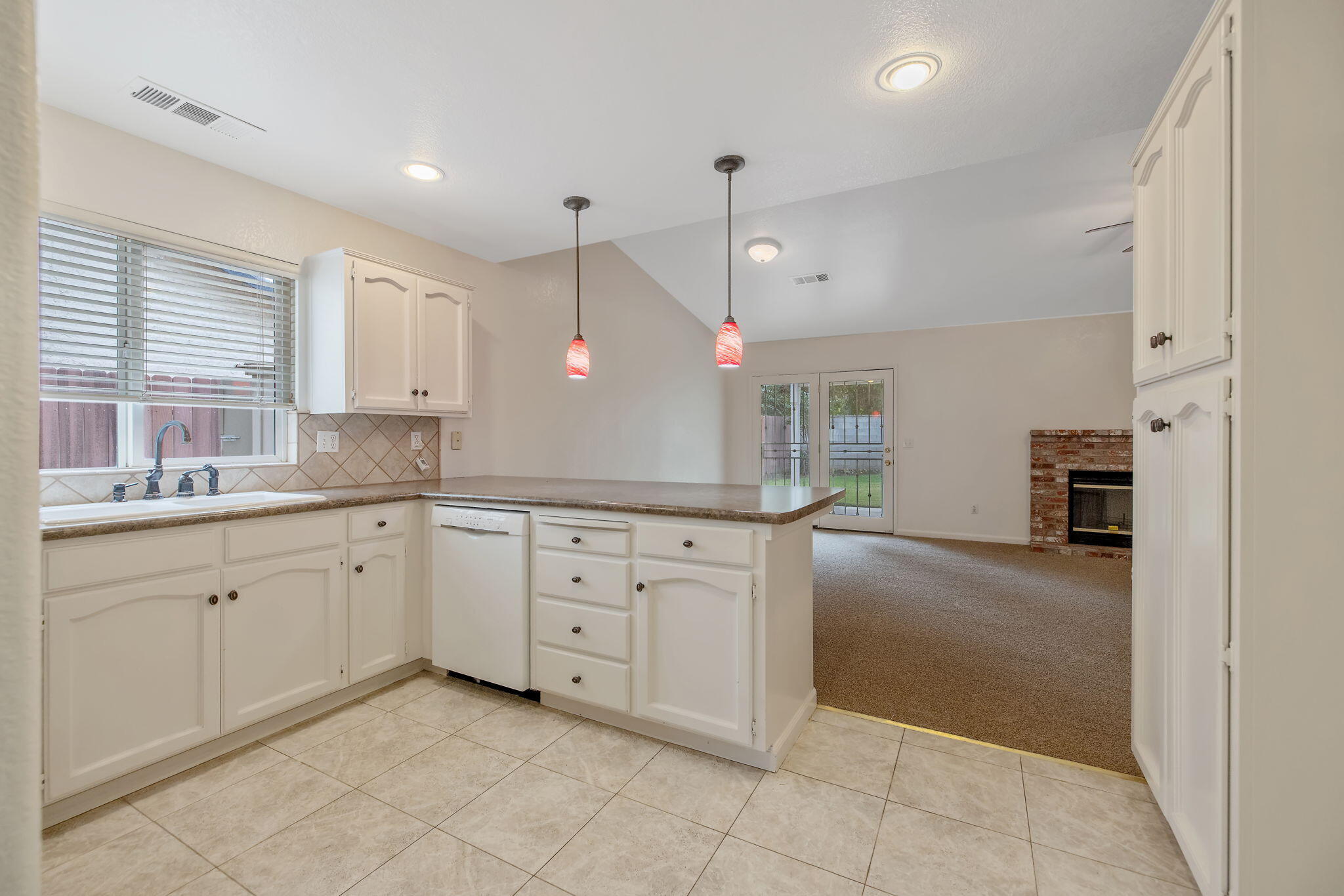 1482 Betty St, Exeter, CA 93221