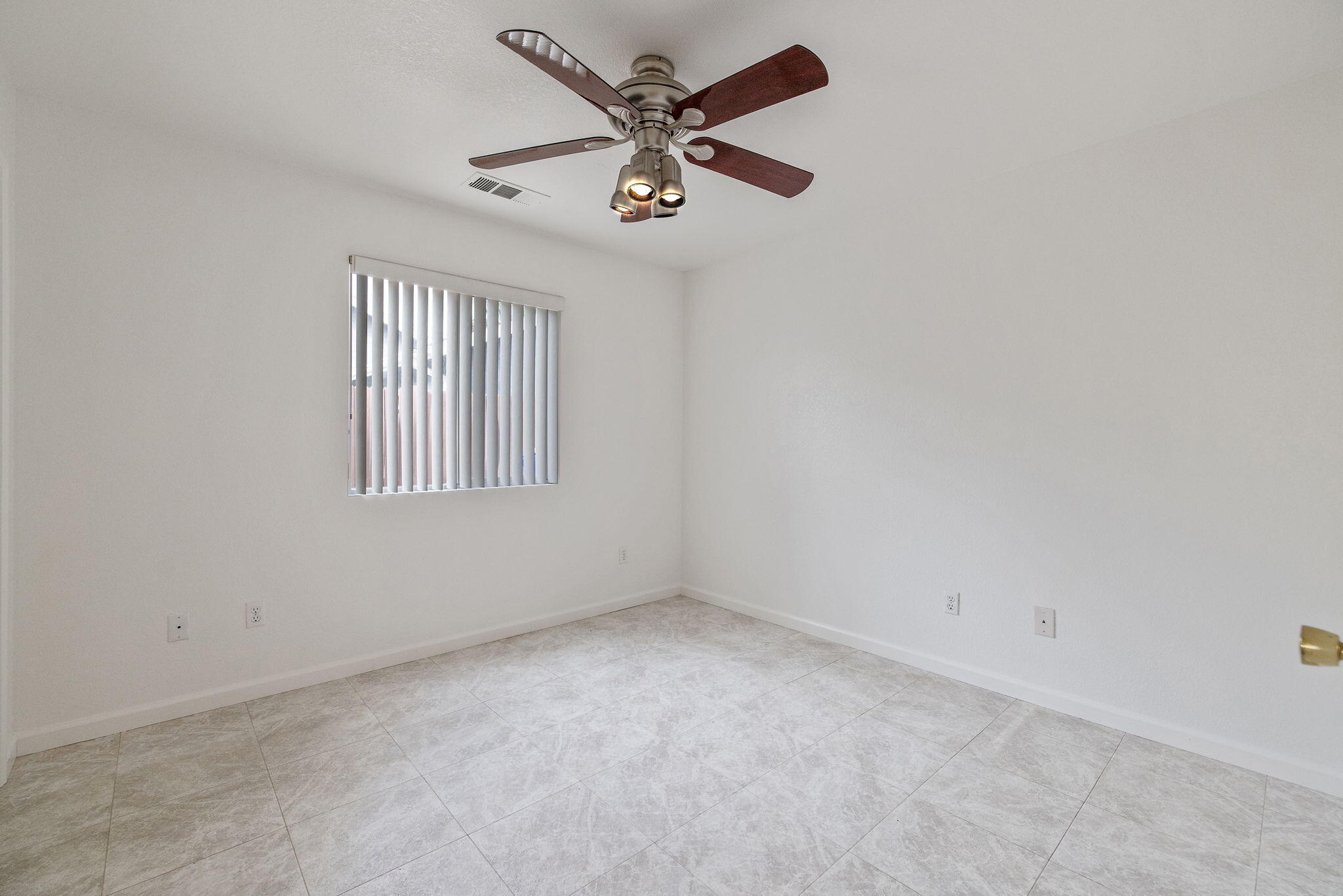 1482 Betty St, Exeter, CA 93221