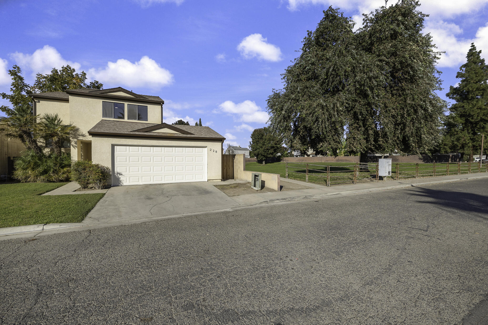 228 E Harold Ct, Visalia, CA 93291