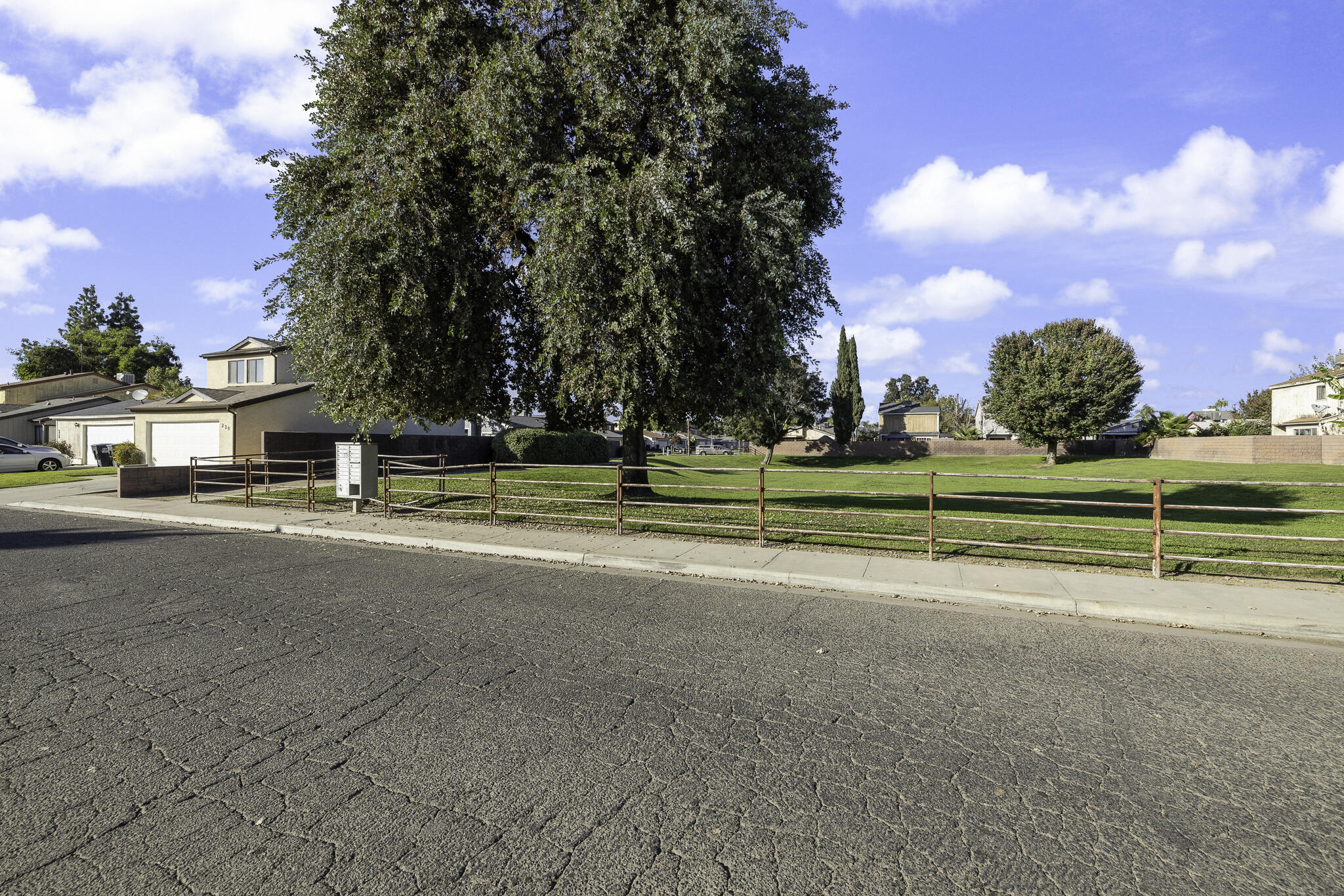 228 E Harold Ct, Visalia, CA 93291
