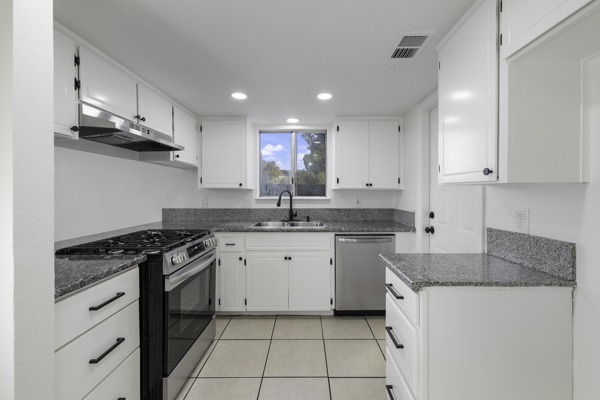 228 E Harold Ct, Visalia, CA 93291