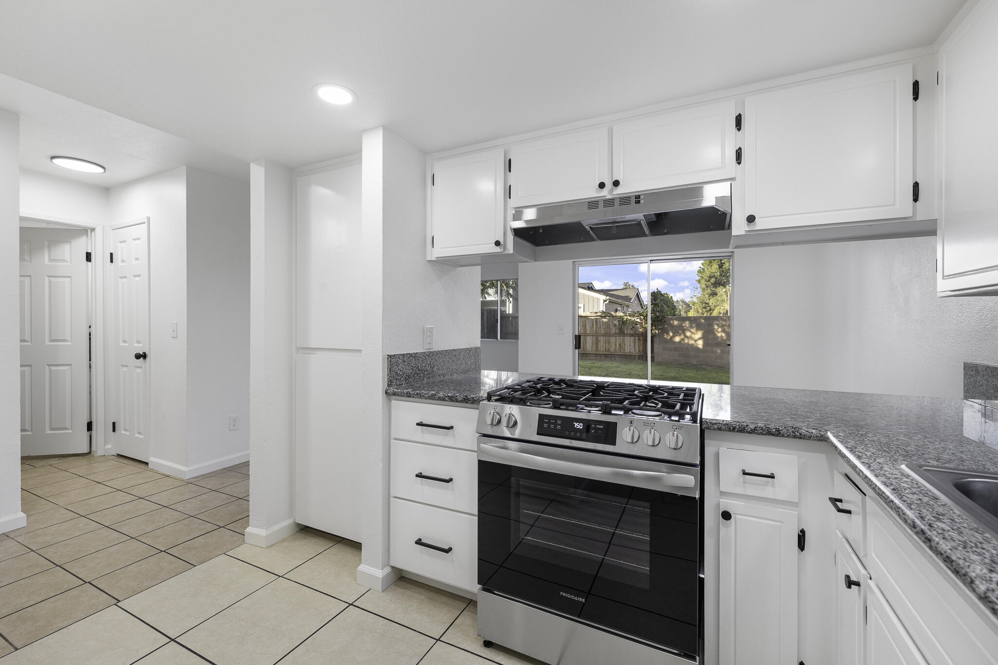 228 E Harold Ct, Visalia, CA 93291