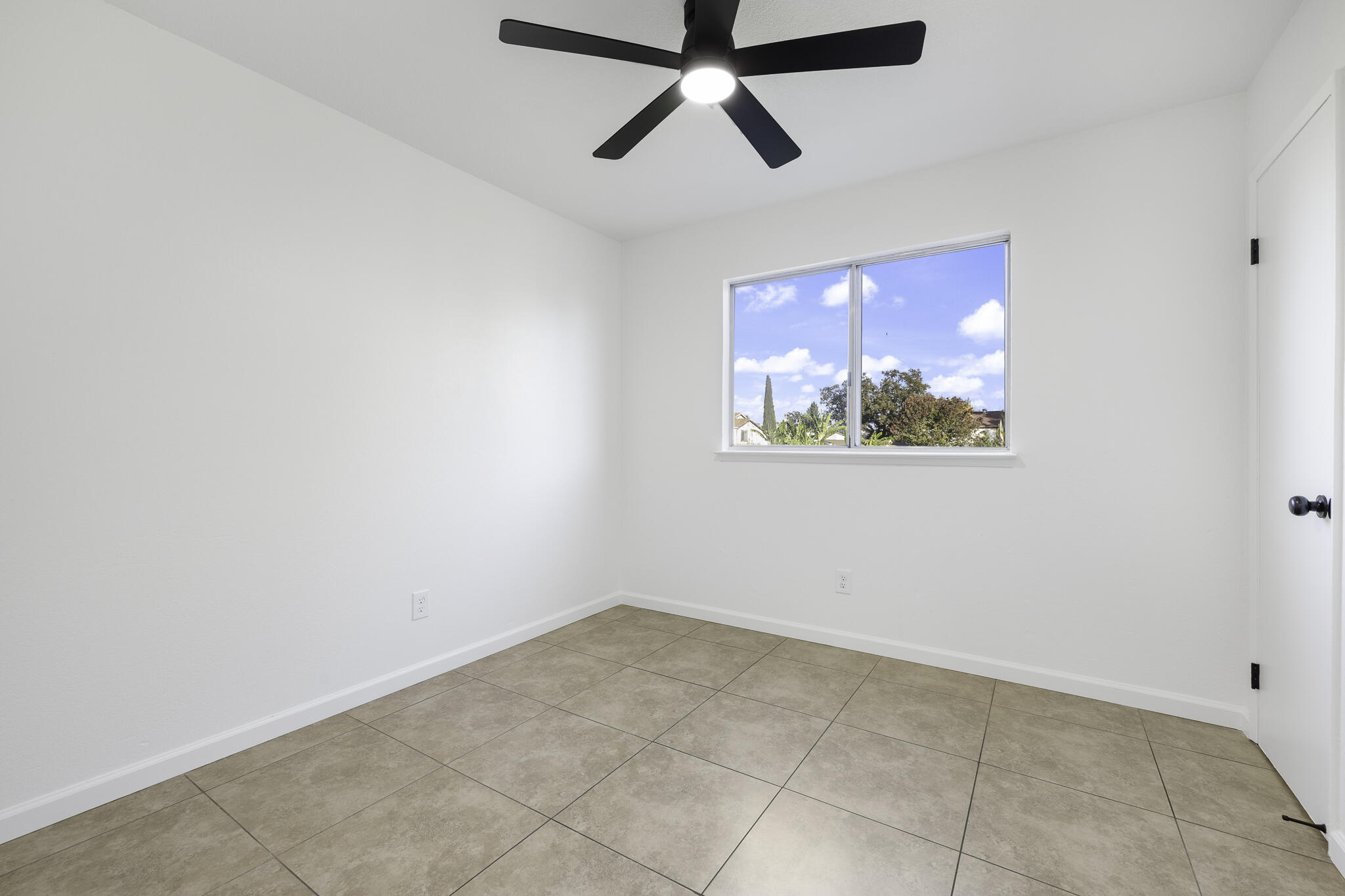 228 E Harold Ct, Visalia, CA 93291