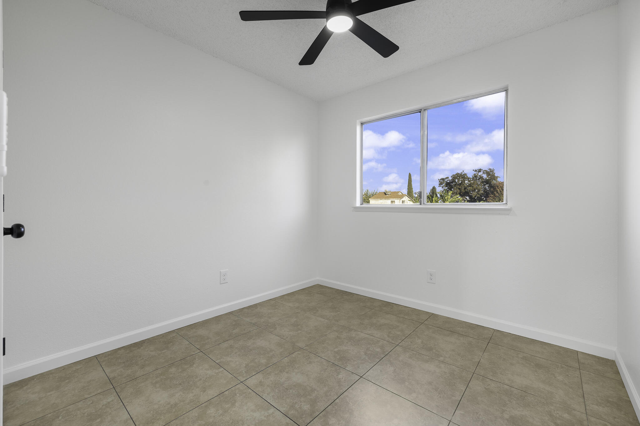 228 E Harold Ct, Visalia, CA 93291