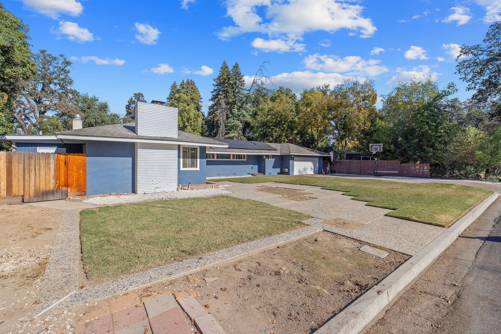 1420 W Meadow Ave, Visalia, CA 93277