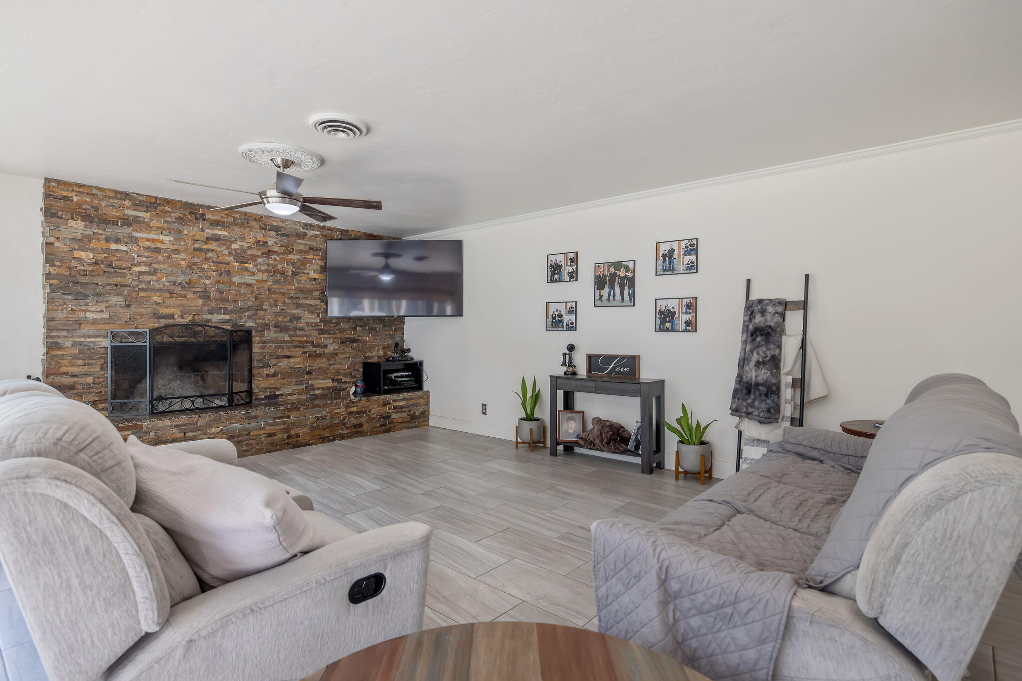 1420 W Meadow Ave, Visalia, CA 93277