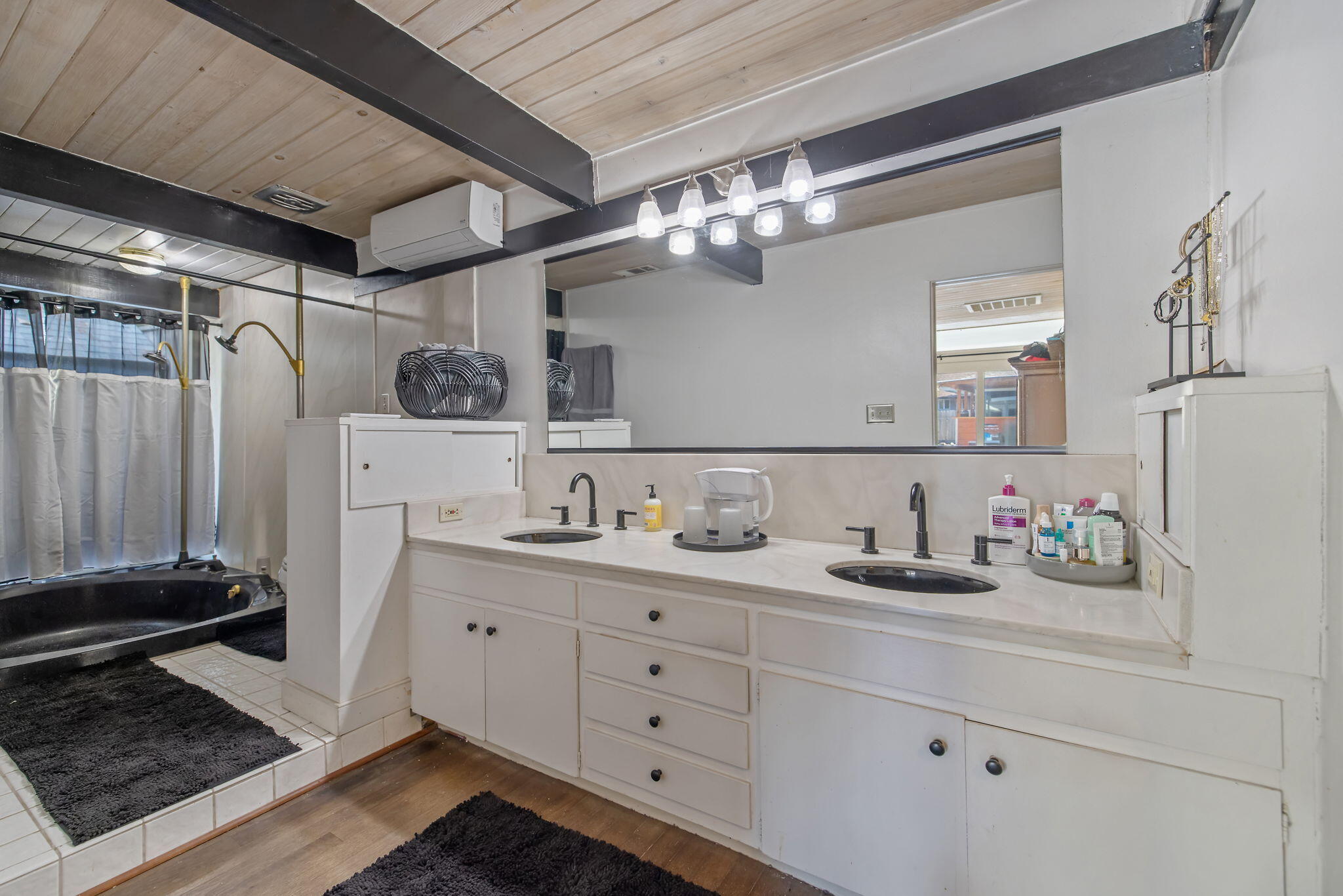 1420 W Meadow Ave, Visalia, CA 93277