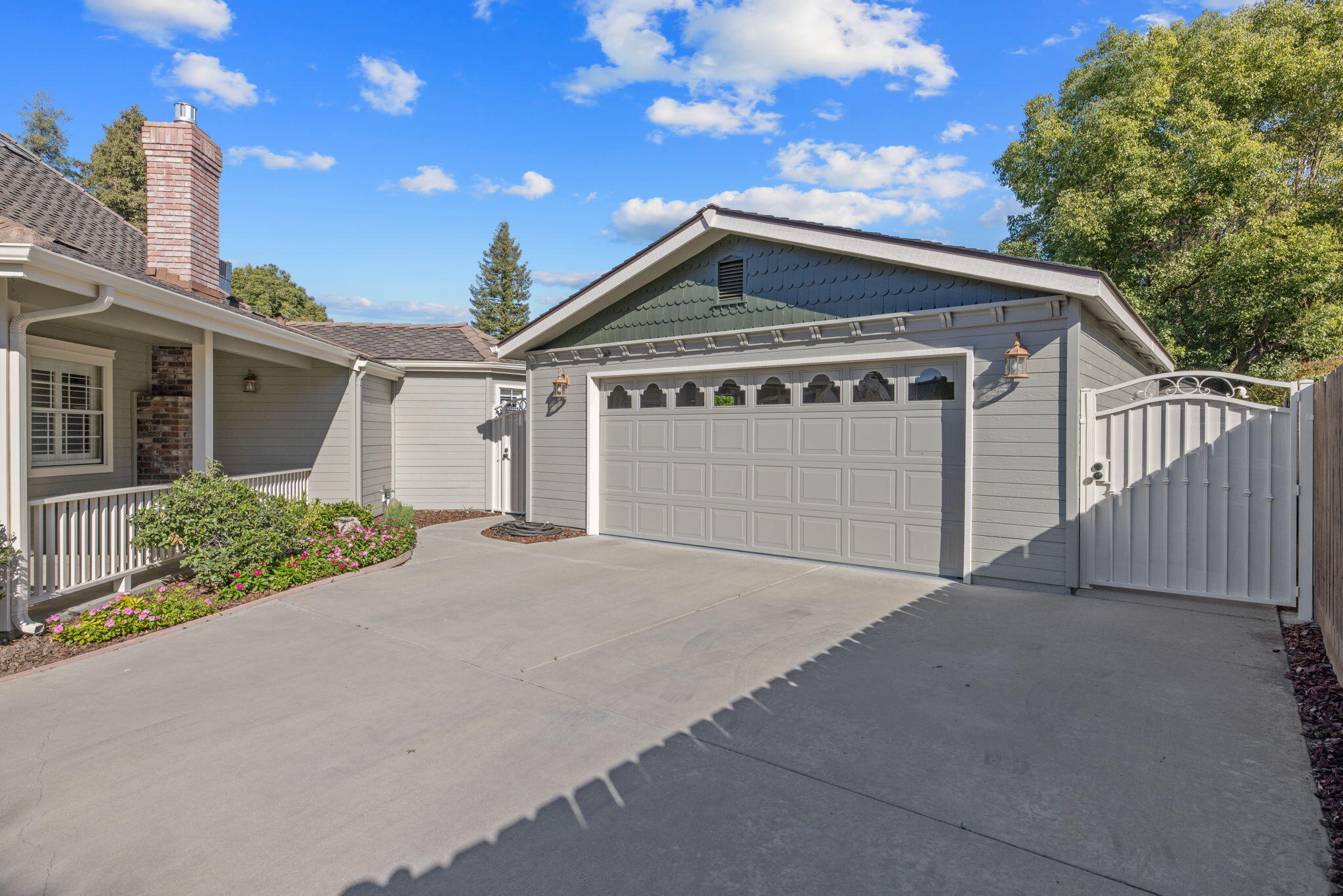 250 E Chestnut Ct, Visalia, CA 93292