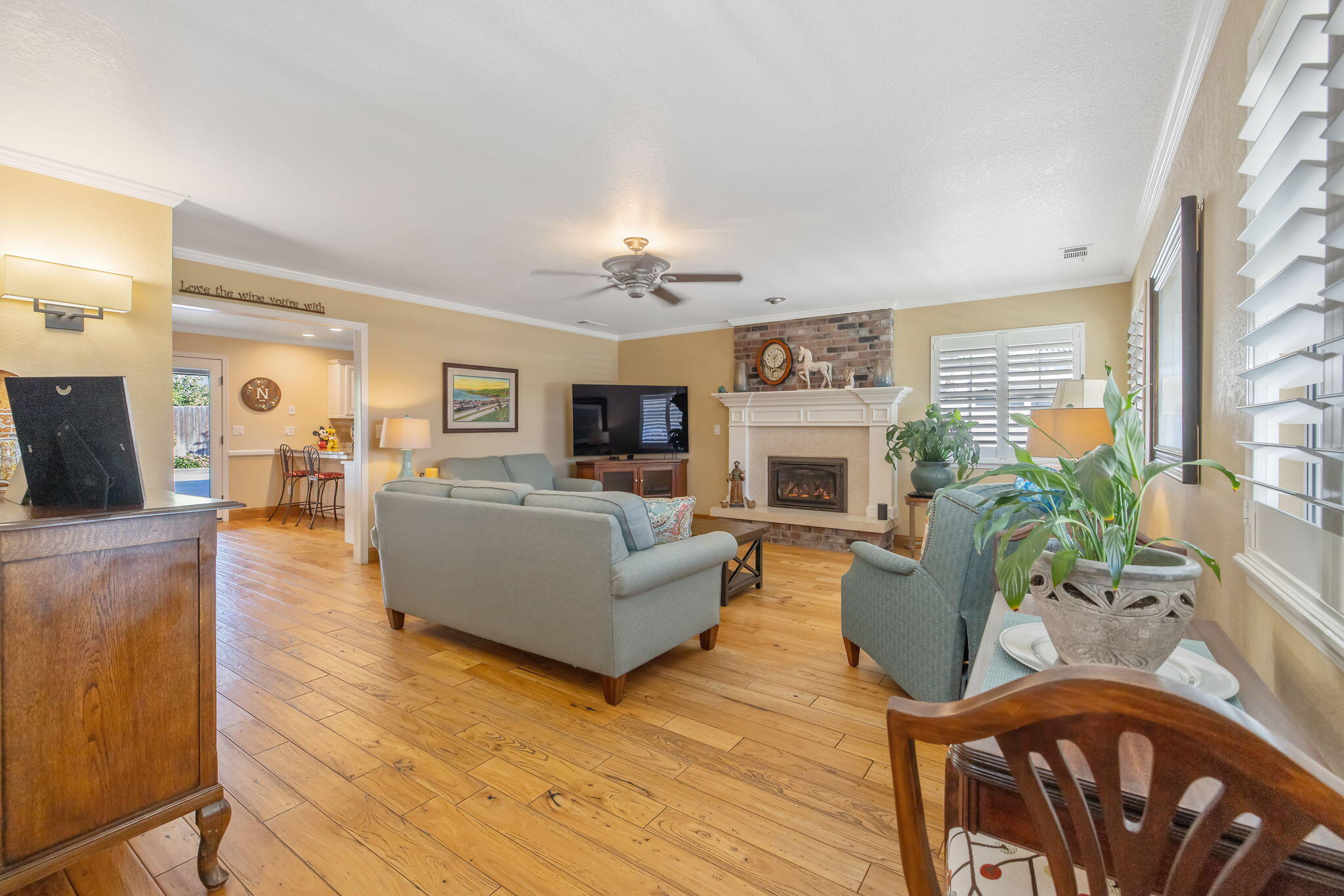 250 E Chestnut Ct, Visalia, CA 93292