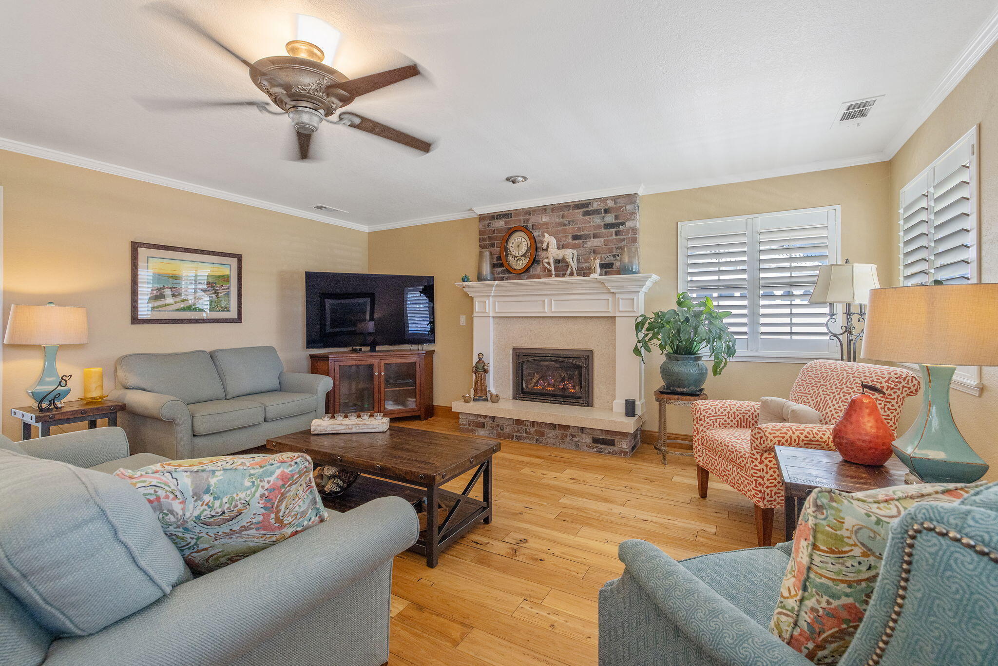 250 E Chestnut Ct, Visalia, CA 93292