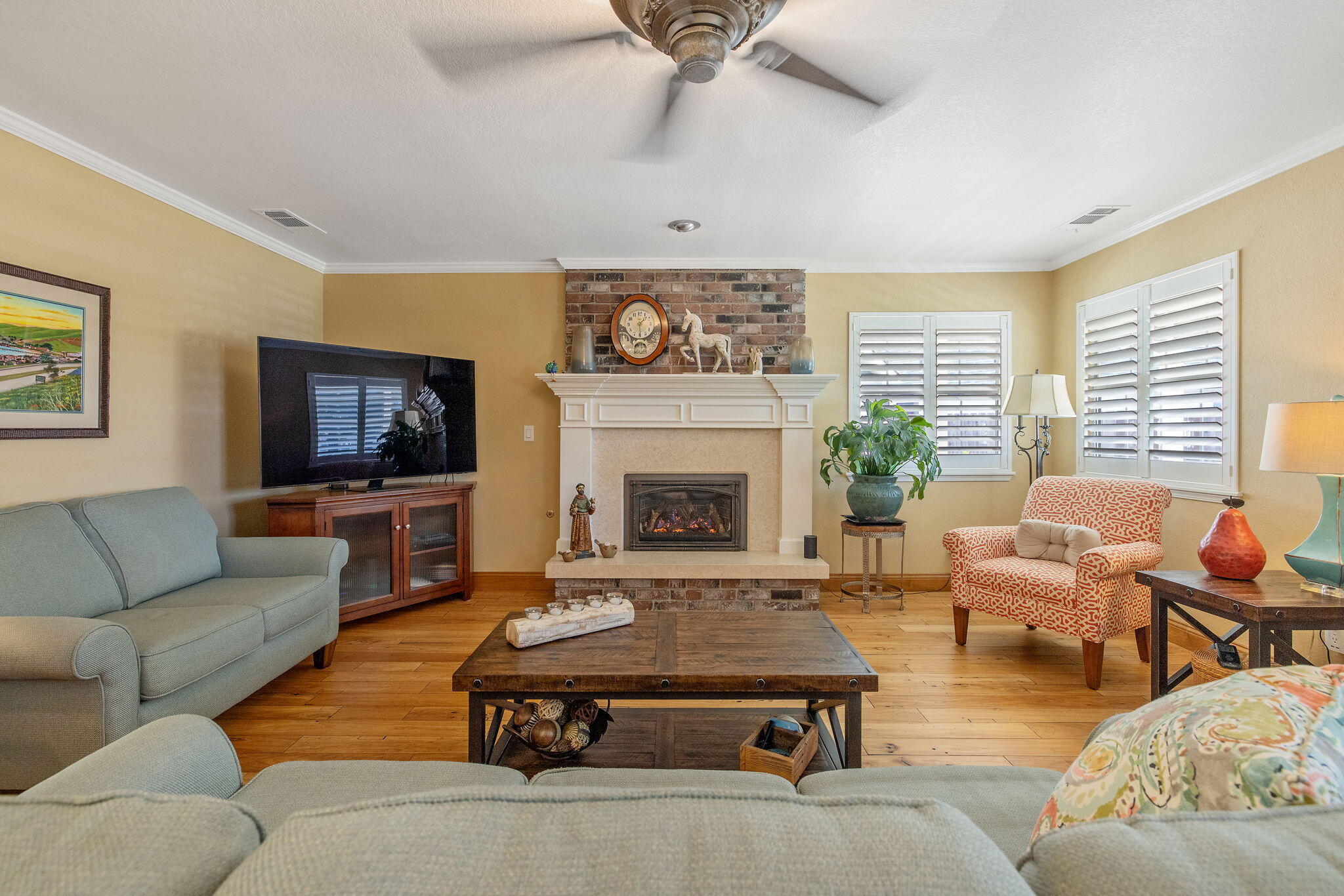 250 E Chestnut Ct, Visalia, CA 93292