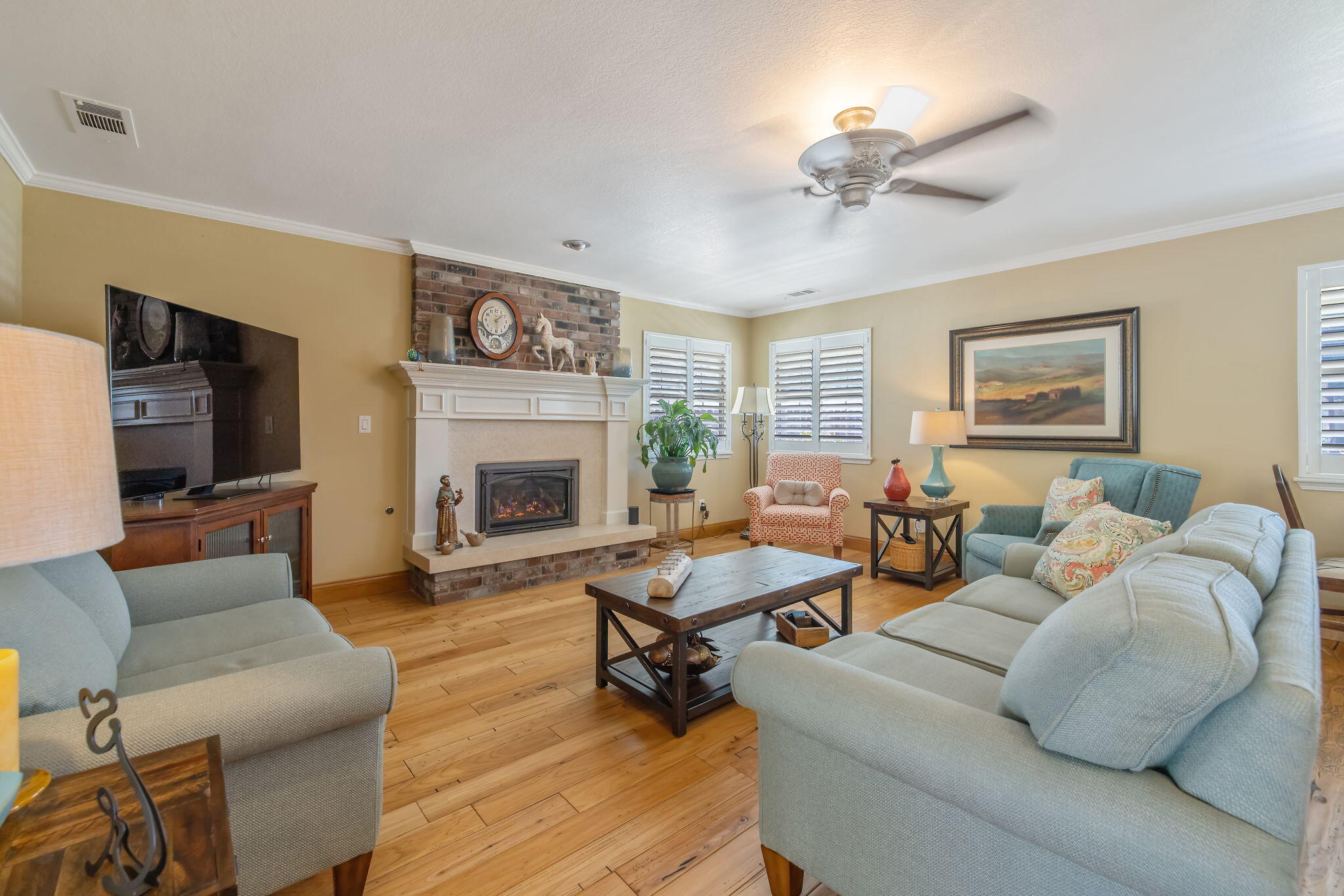 250 E Chestnut Ct, Visalia, CA 93292