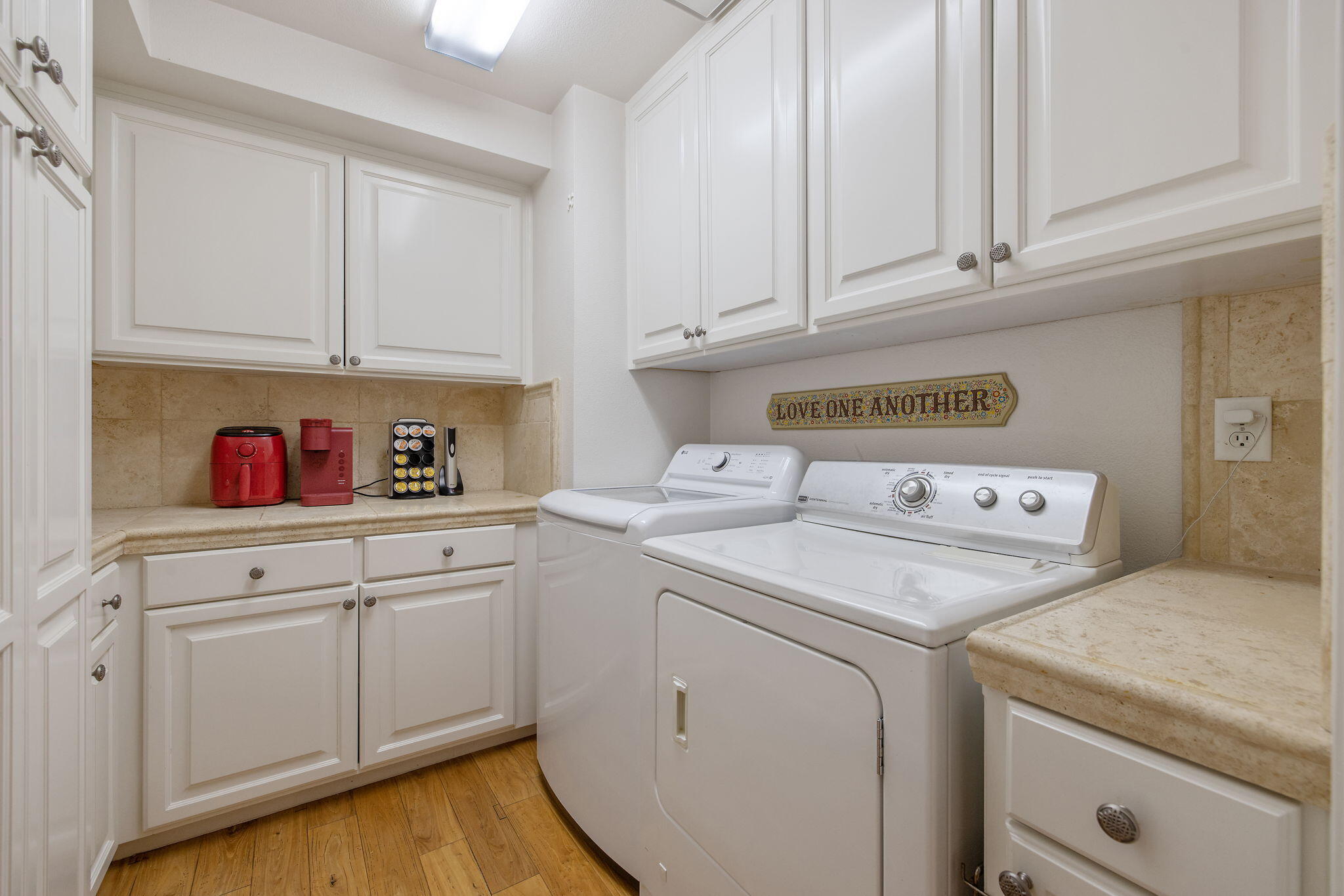 250 E Chestnut Ct, Visalia, CA 93292