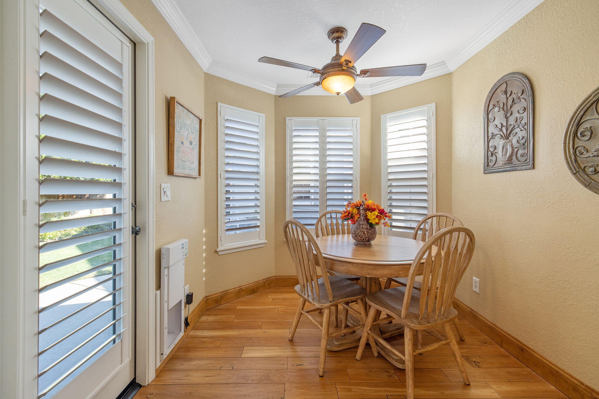 250 E Chestnut Ct, Visalia, CA 93292