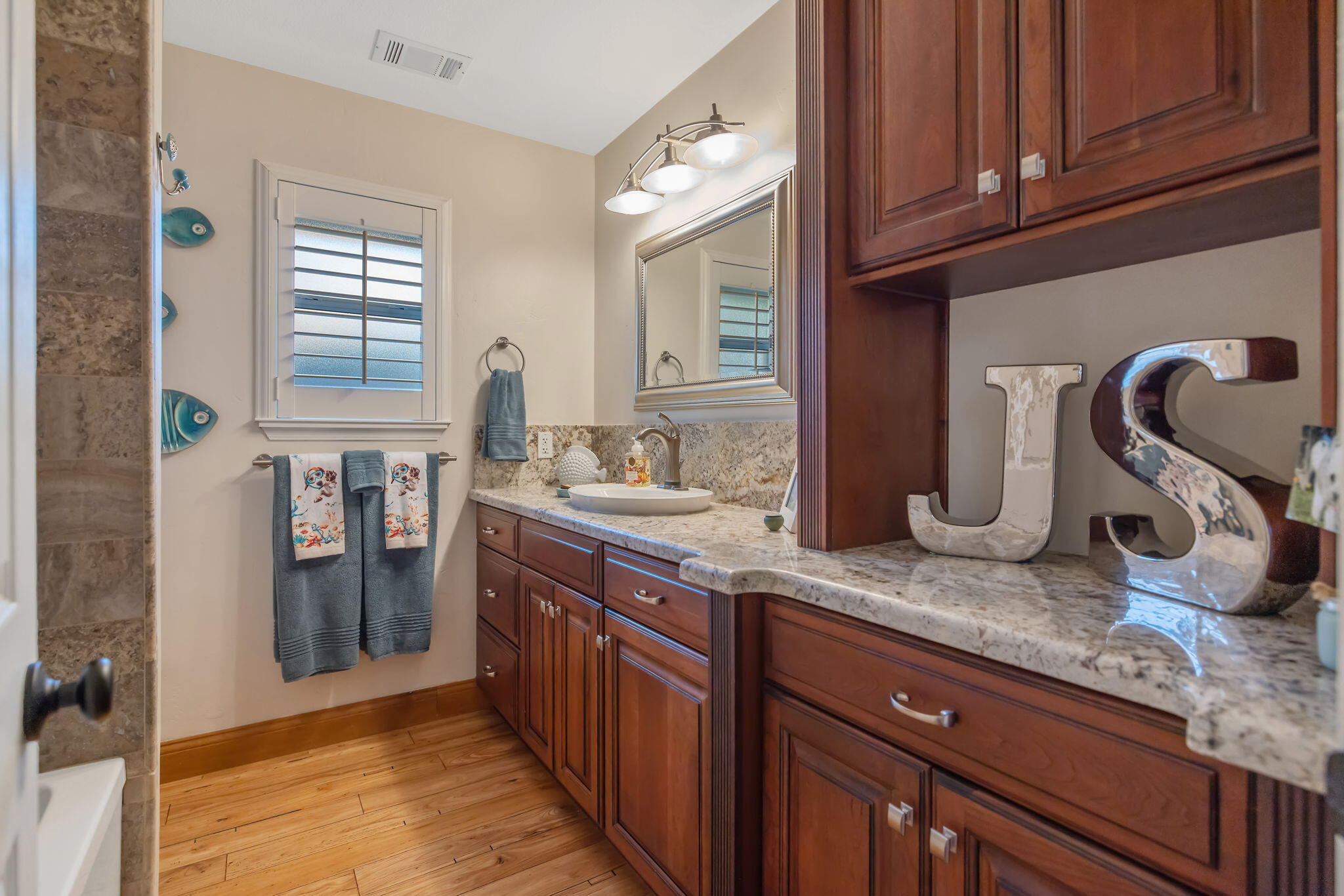 250 E Chestnut Ct, Visalia, CA 93292