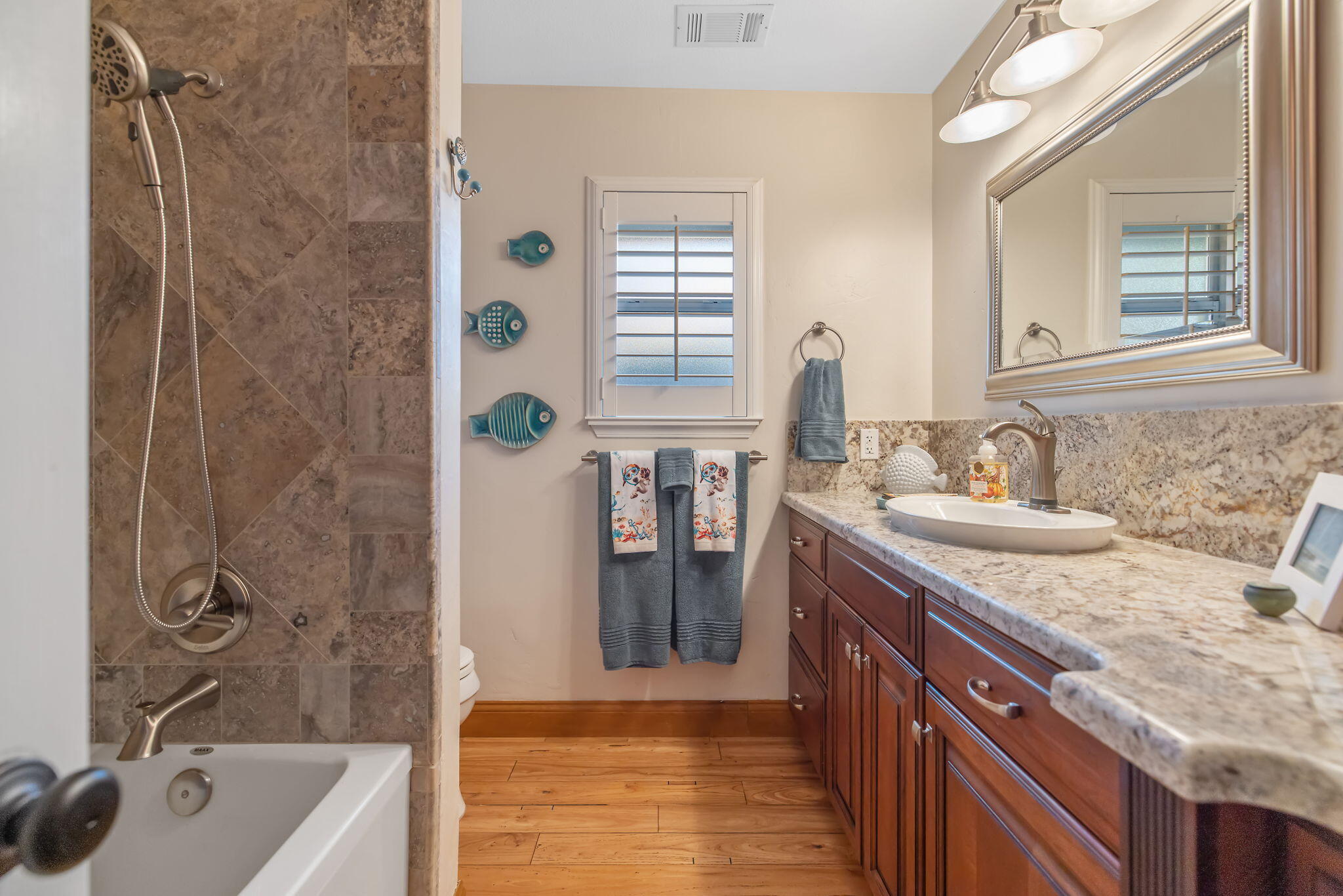 250 E Chestnut Ct, Visalia, CA 93292