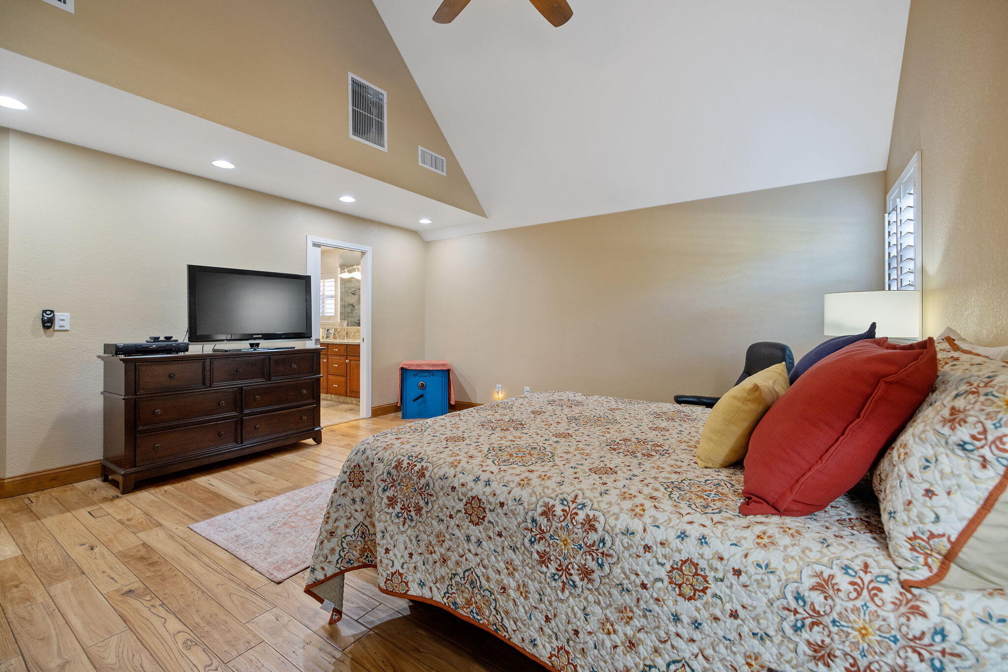 250 E Chestnut Ct, Visalia, CA 93292