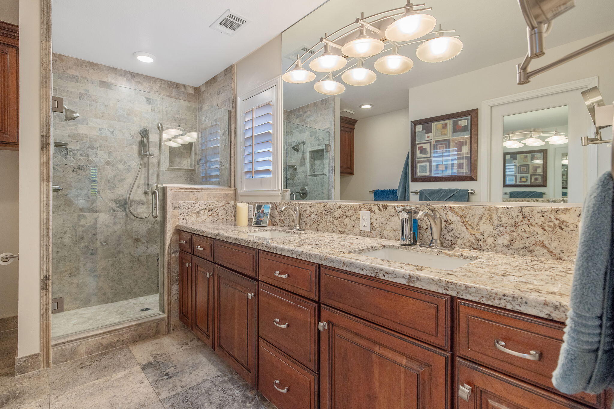 250 E Chestnut Ct, Visalia, CA 93292