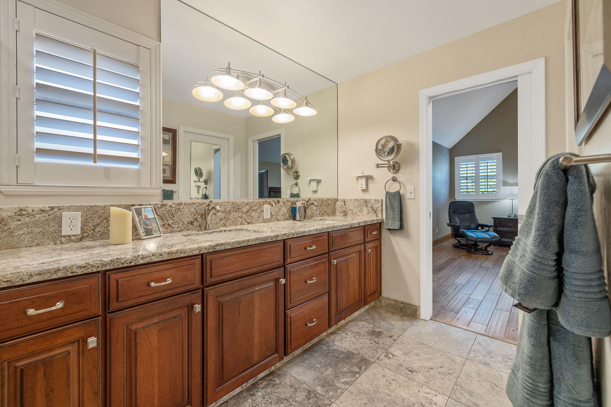 250 E Chestnut Ct, Visalia, CA 93292