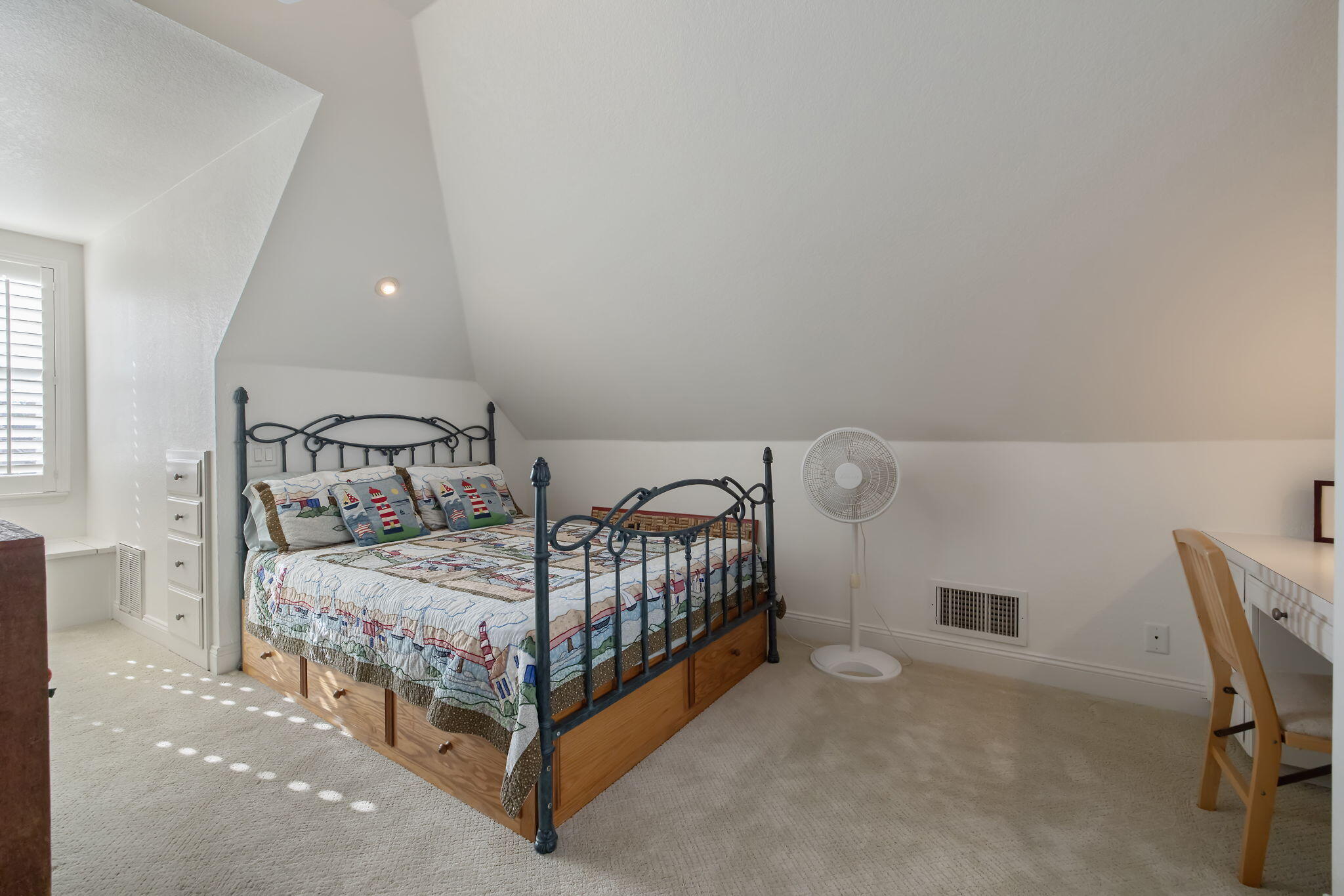 250 E Chestnut Ct, Visalia, CA 93292