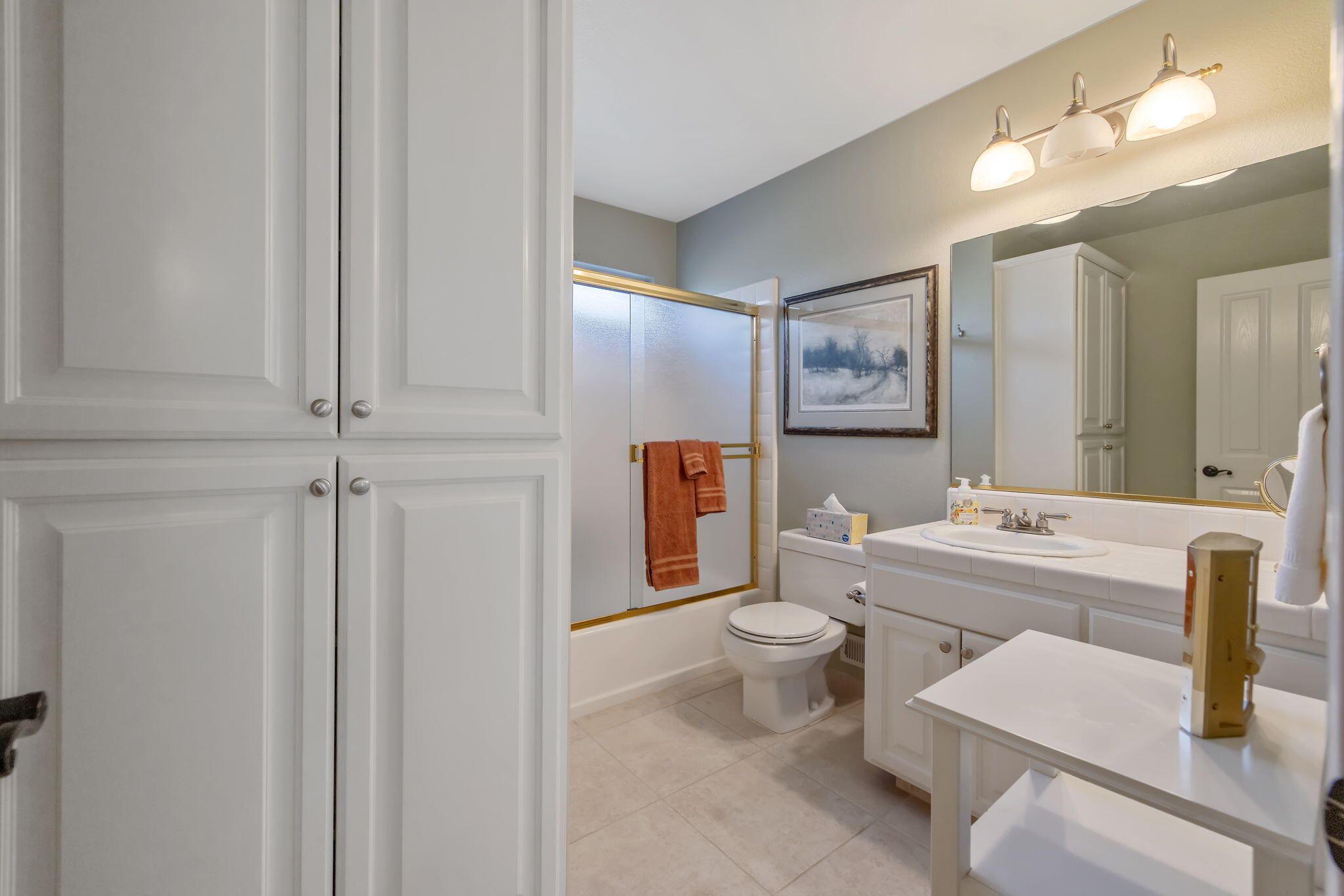 250 E Chestnut Ct, Visalia, CA 93292