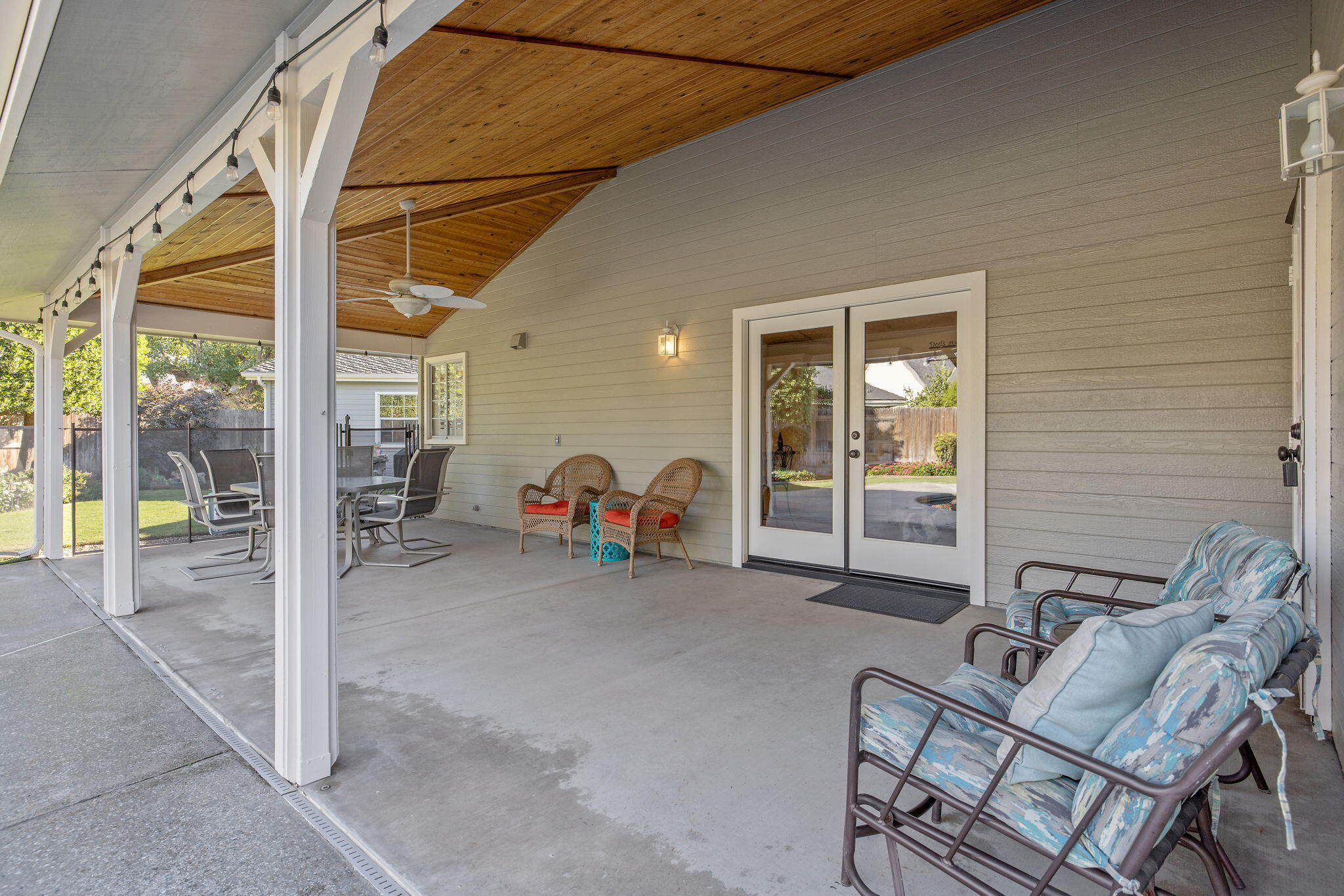 250 E Chestnut Ct, Visalia, CA 93292