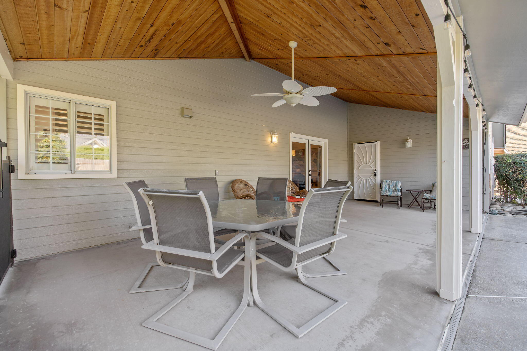 250 E Chestnut Ct, Visalia, CA 93292