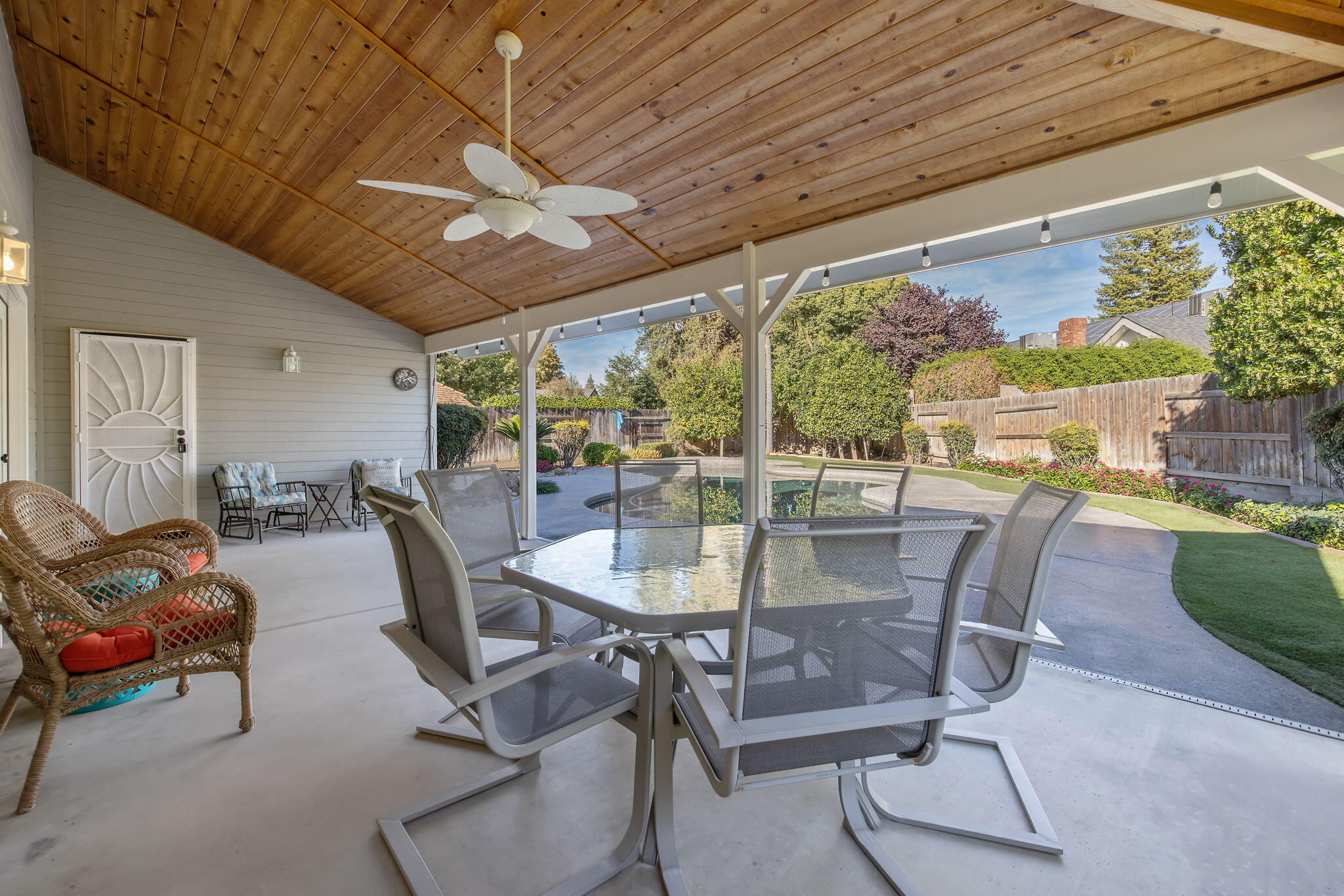 250 E Chestnut Ct, Visalia, CA 93292