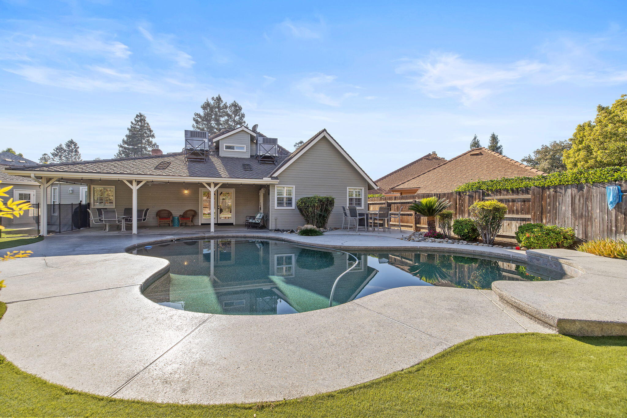 250 E Chestnut Ct, Visalia, CA 93292