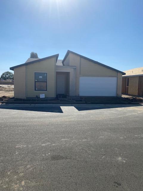 1049 N Madrid Ave, Tulare, CA 93274