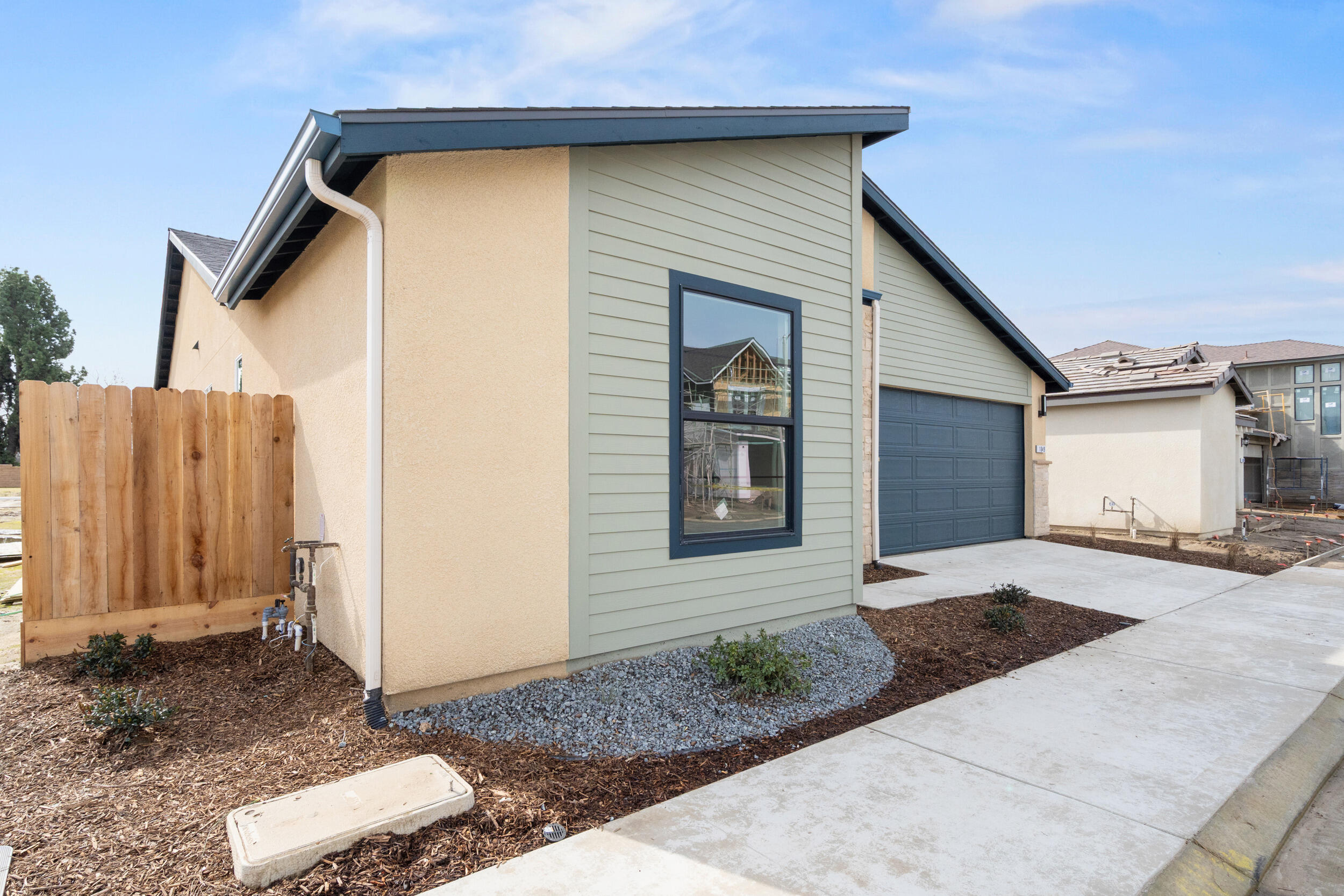 1049 N Madrid Ave, Tulare, CA 93274