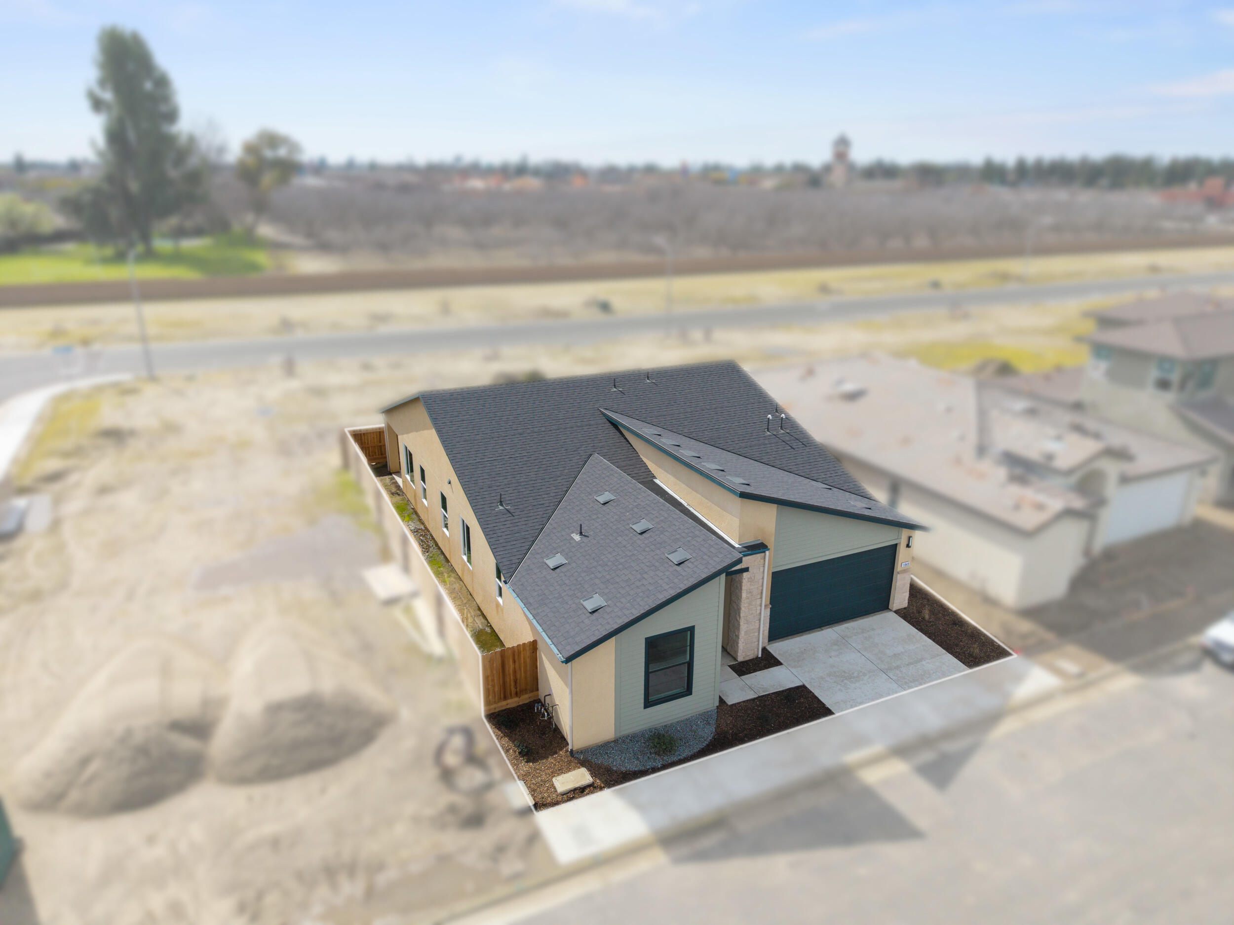 1049 N Madrid Ave, Tulare, CA 93274