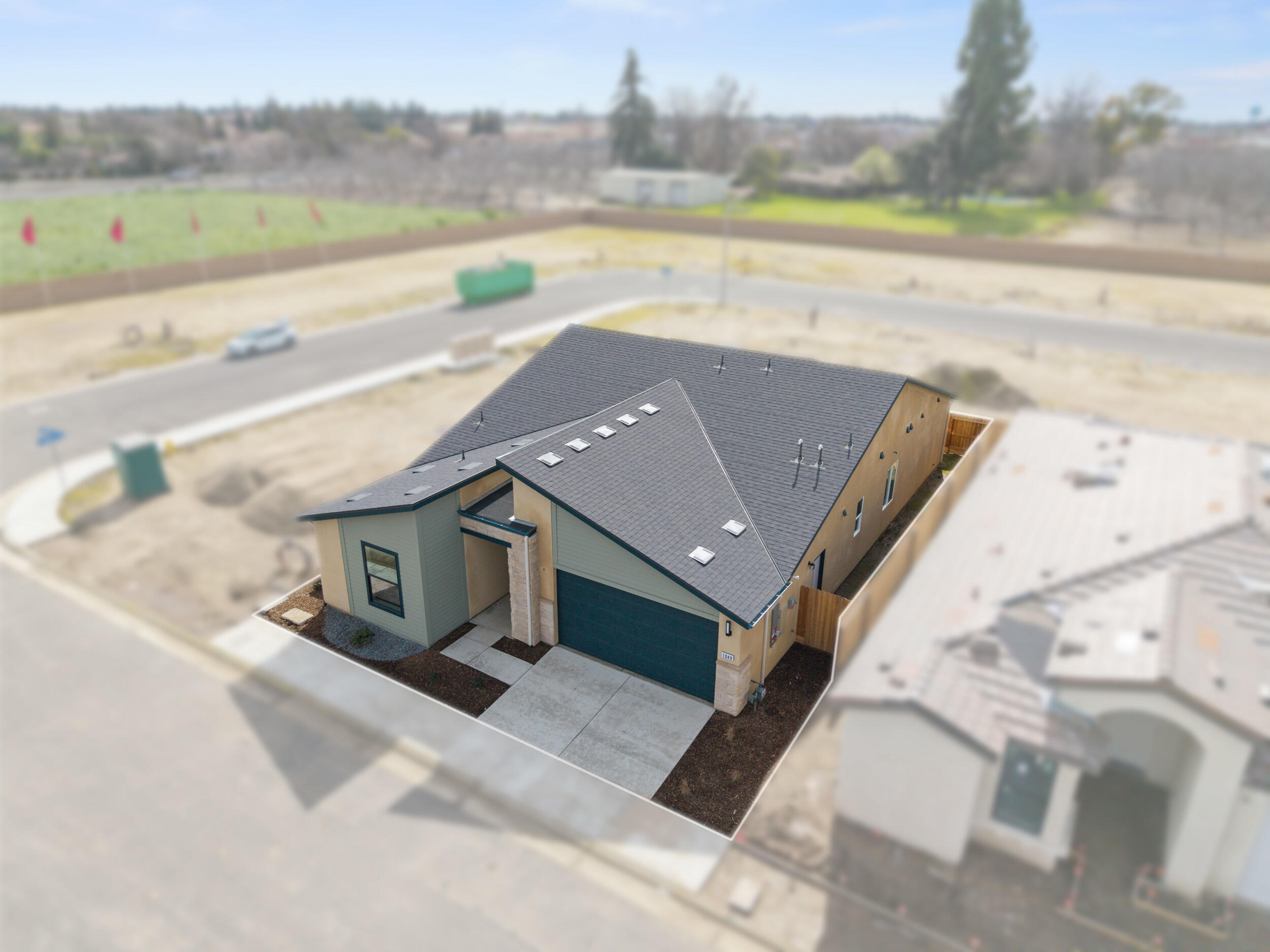 1049 N Madrid Ave, Tulare, CA 93274