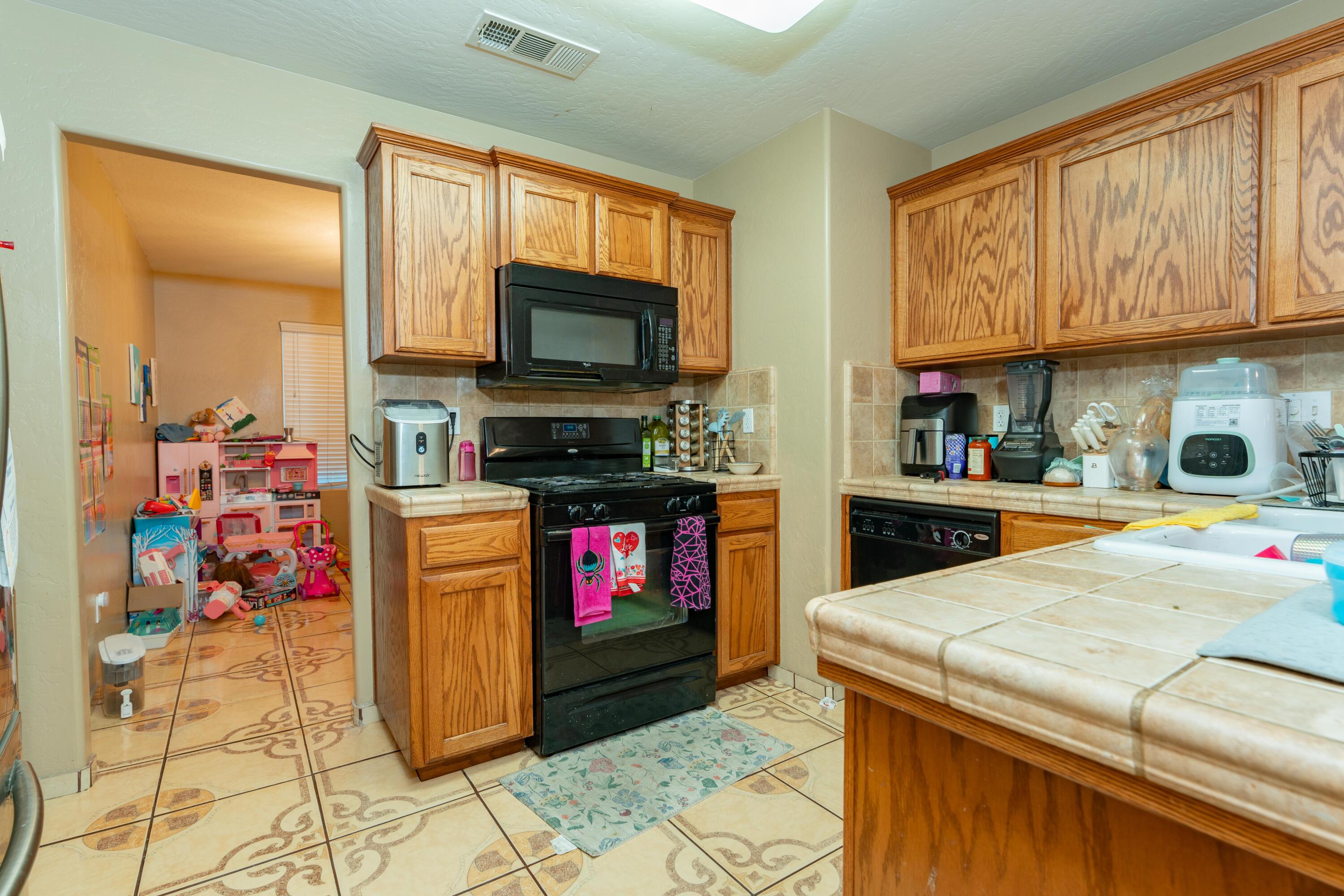 1914 Amarone Ave, Tulare, CA 93274