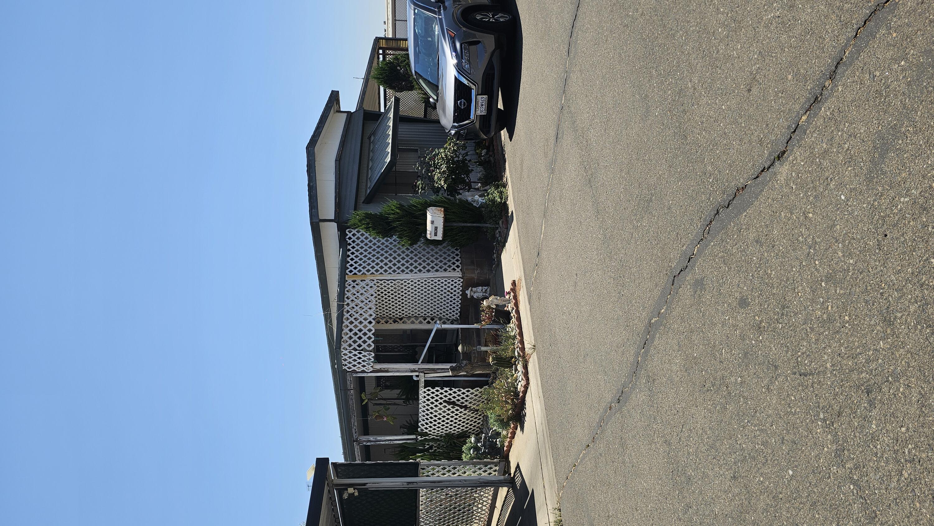 690 W Hermosa St #20, Lindsay, CA 93247