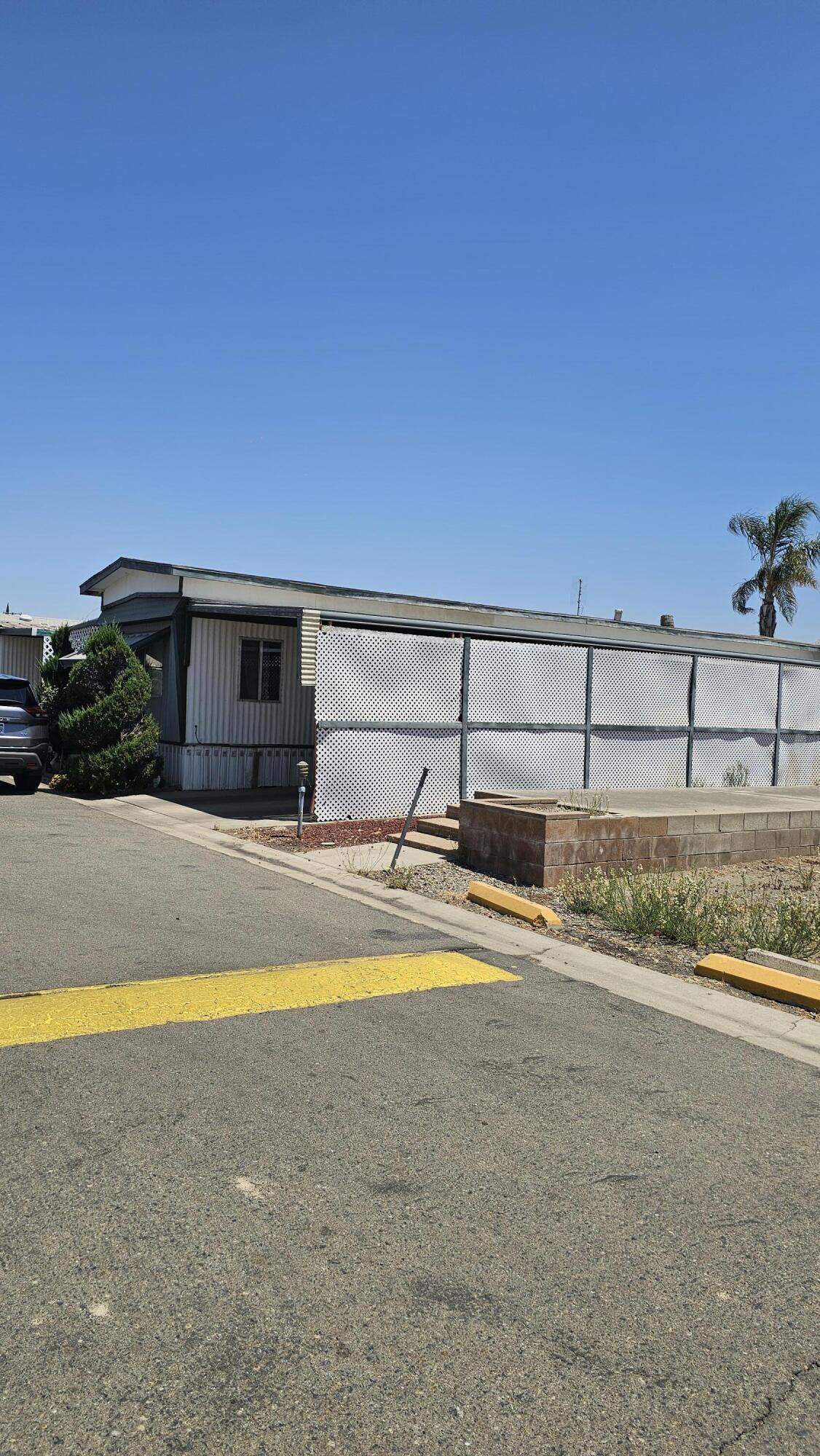 690 W Hermosa St #20, Lindsay, CA 93247