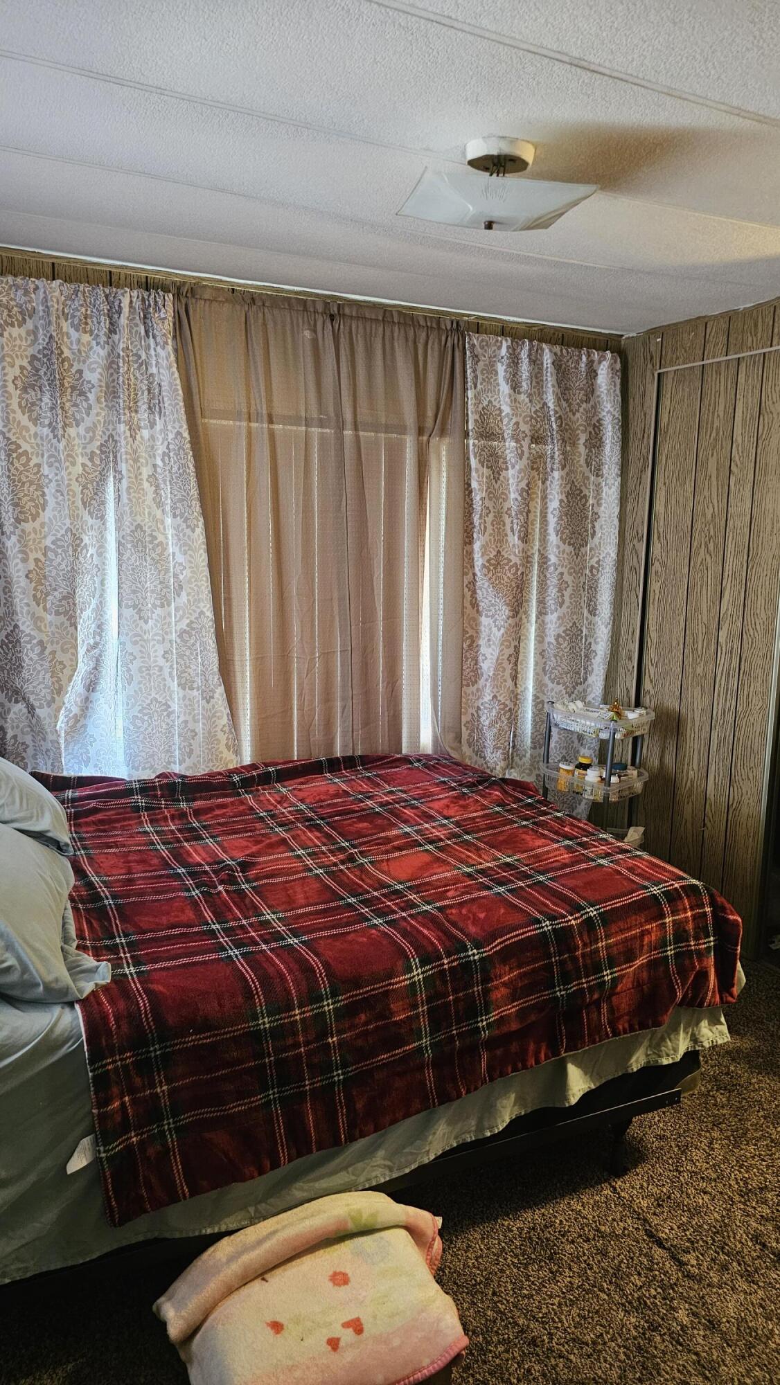 690 W Hermosa St #20, Lindsay, CA 93247