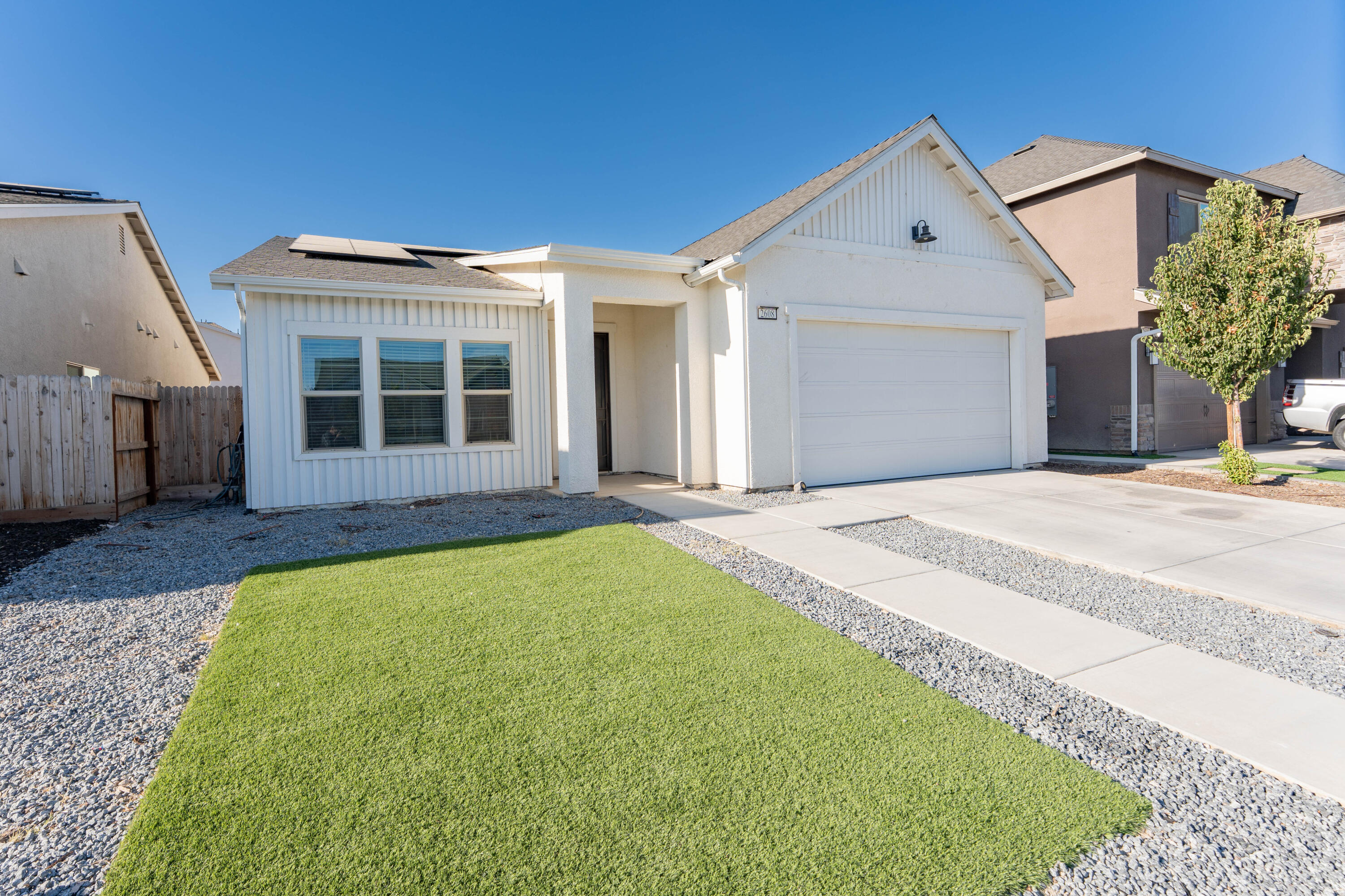 2608 W Heather Ln, Hanford, CA 93230
