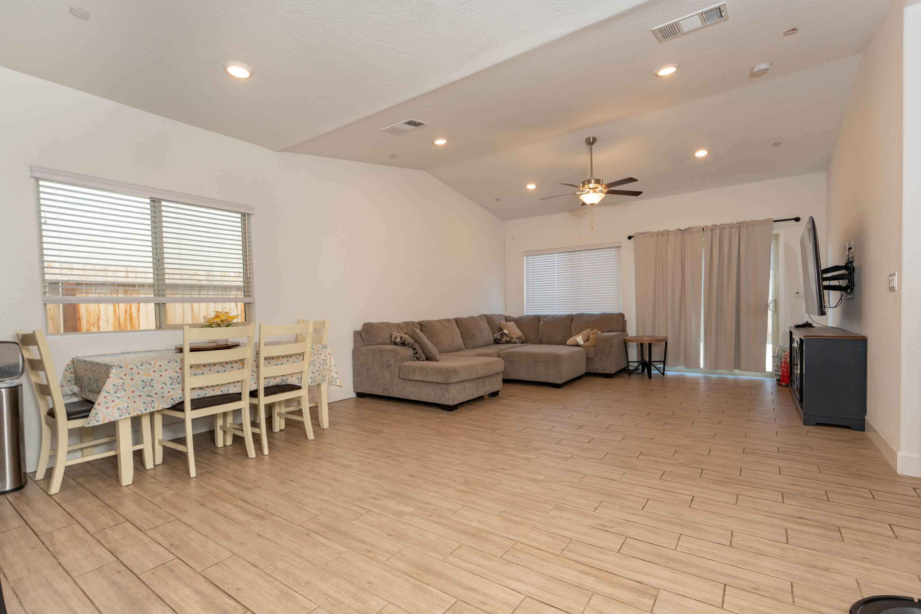 2608 W Heather Ln, Hanford, CA 93230