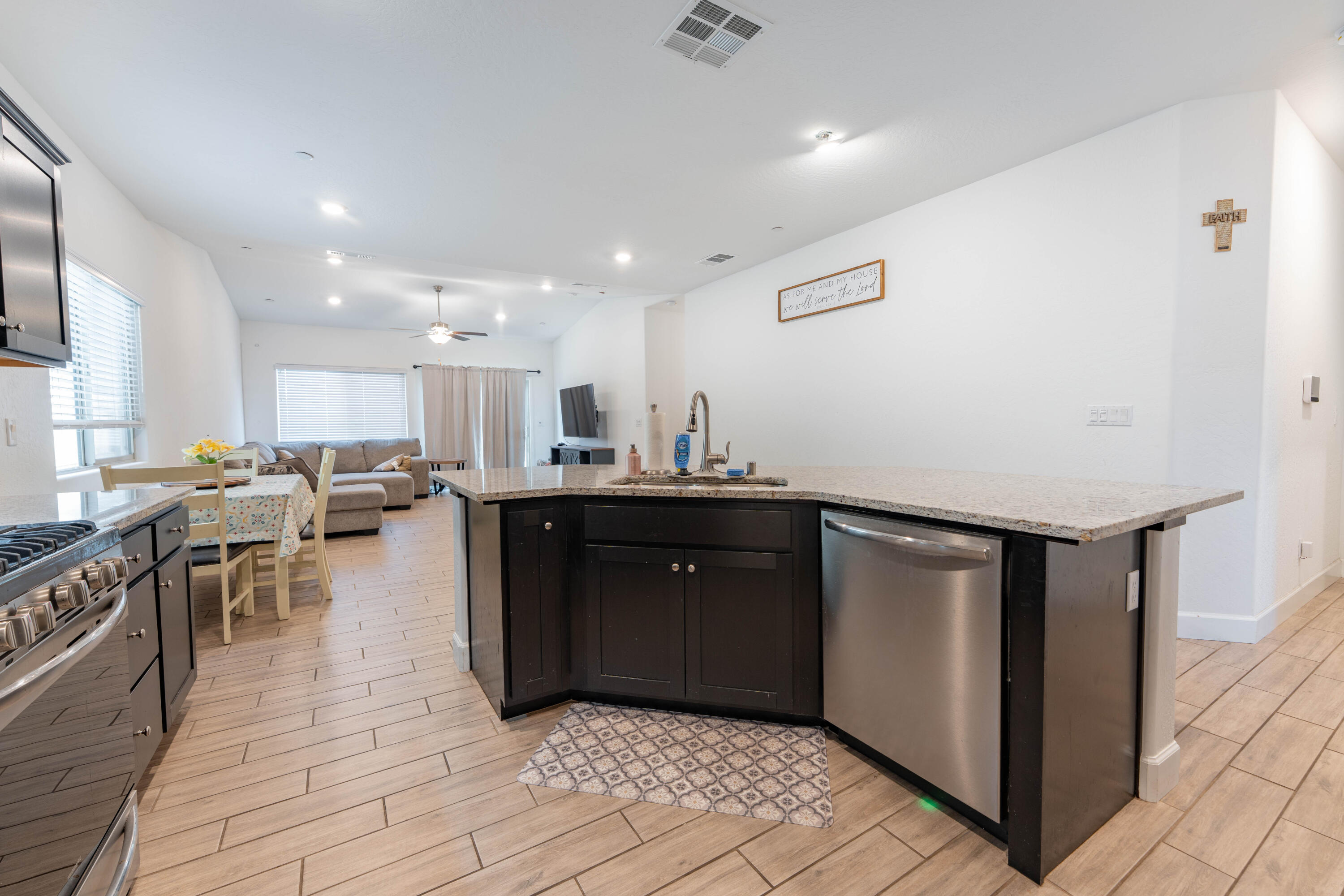 2608 W Heather Ln, Hanford, CA 93230