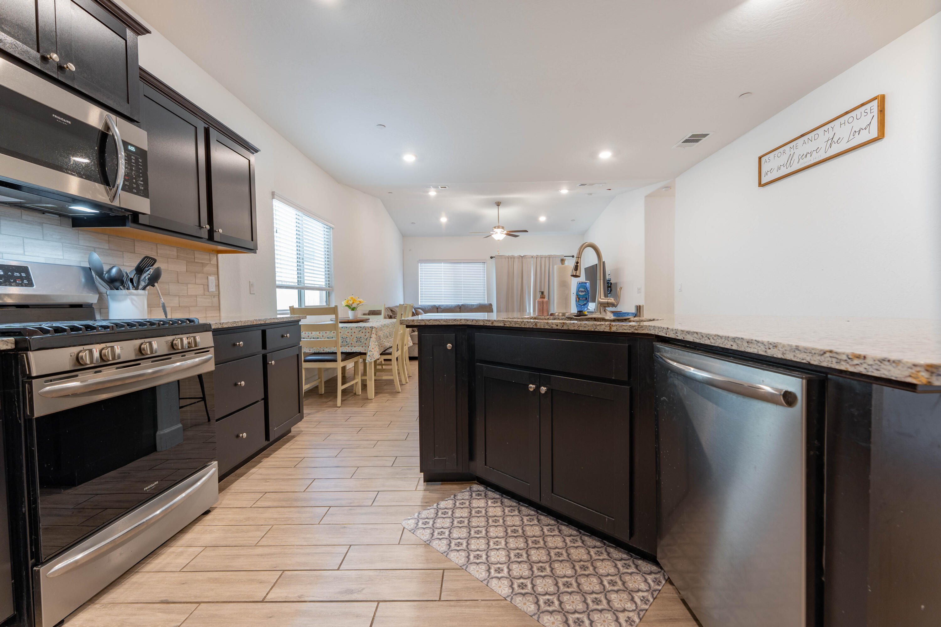 2608 W Heather Ln, Hanford, CA 93230