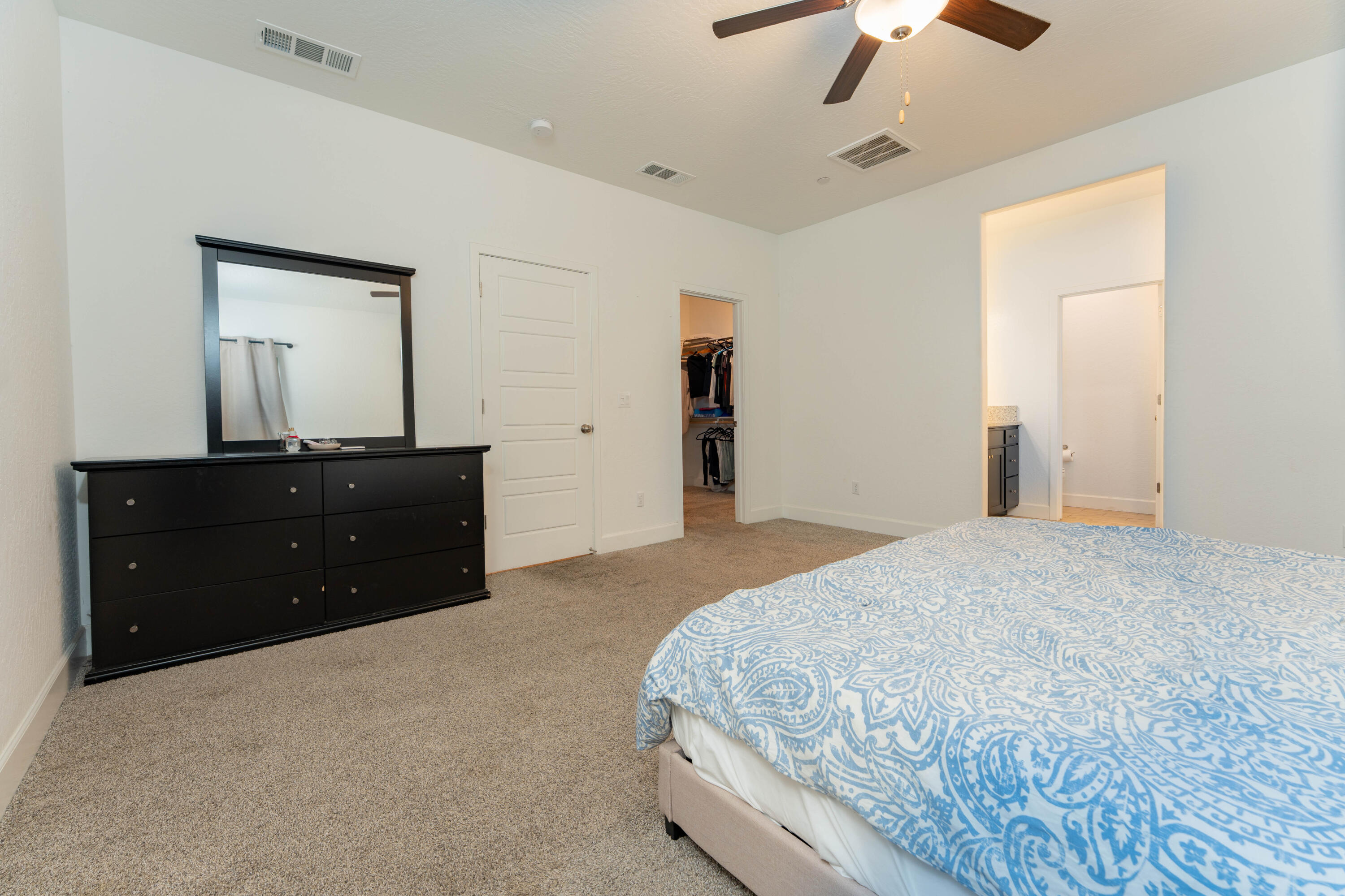 2608 W Heather Ln, Hanford, CA 93230